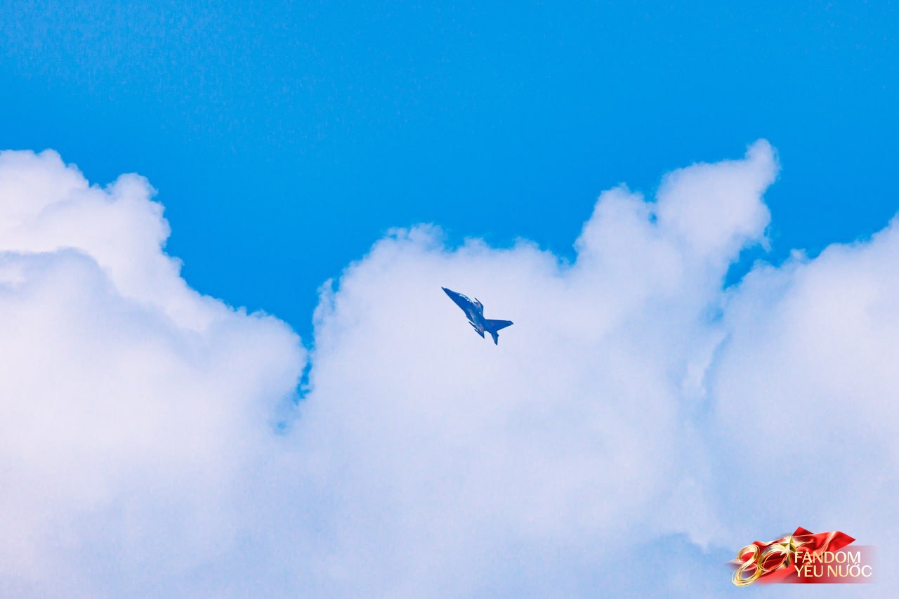 Mãn nhãn: Trực thăng kéo cờ, tiêm kích xé gió bay lượn trên bầu trời Hà Nội, người dân thích thú hò reo theo những tiếng vang rền- Ảnh 13.