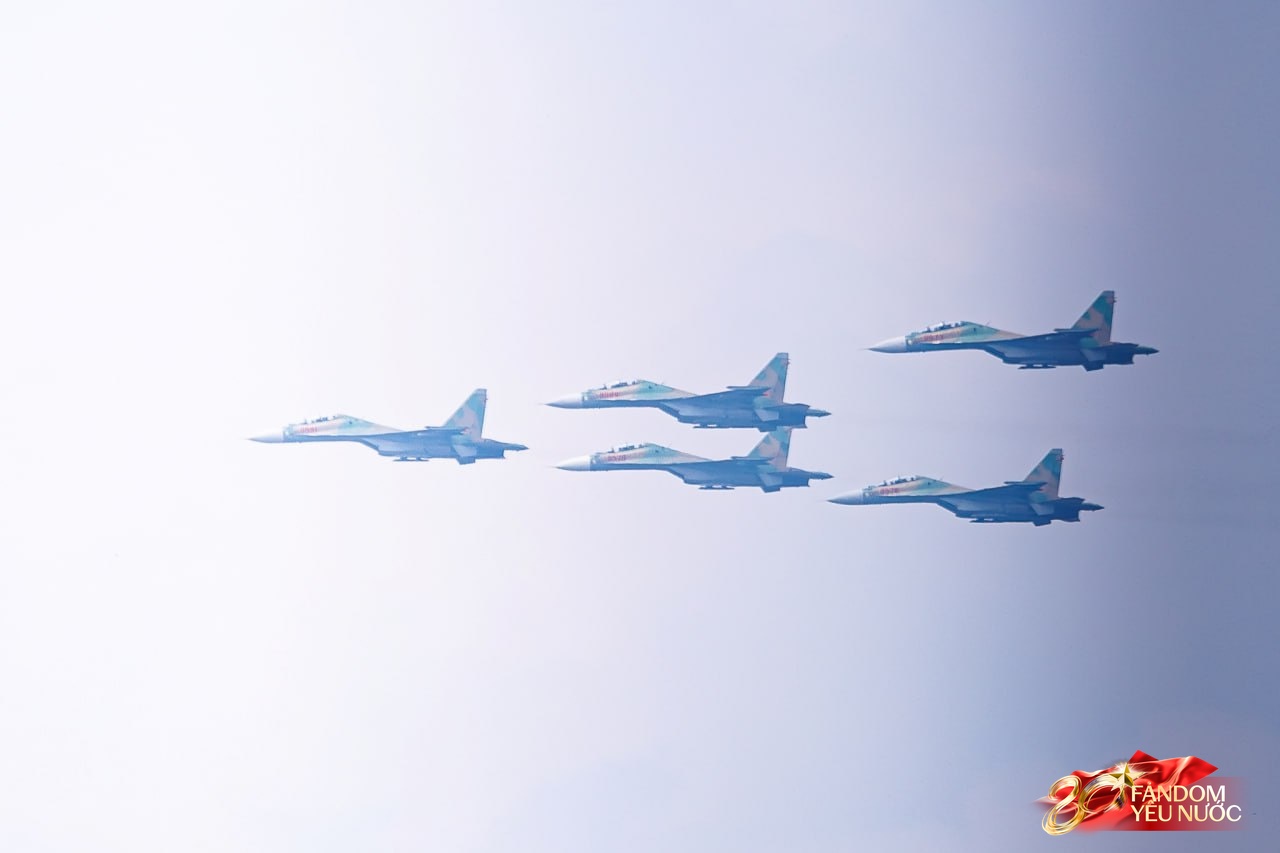 Mãn nhãn: Trực thăng kéo cờ, tiêm kích xé gió bay lượn trên bầu trời Hà Nội, người dân thích thú hò reo theo những tiếng vang rền- Ảnh 6.