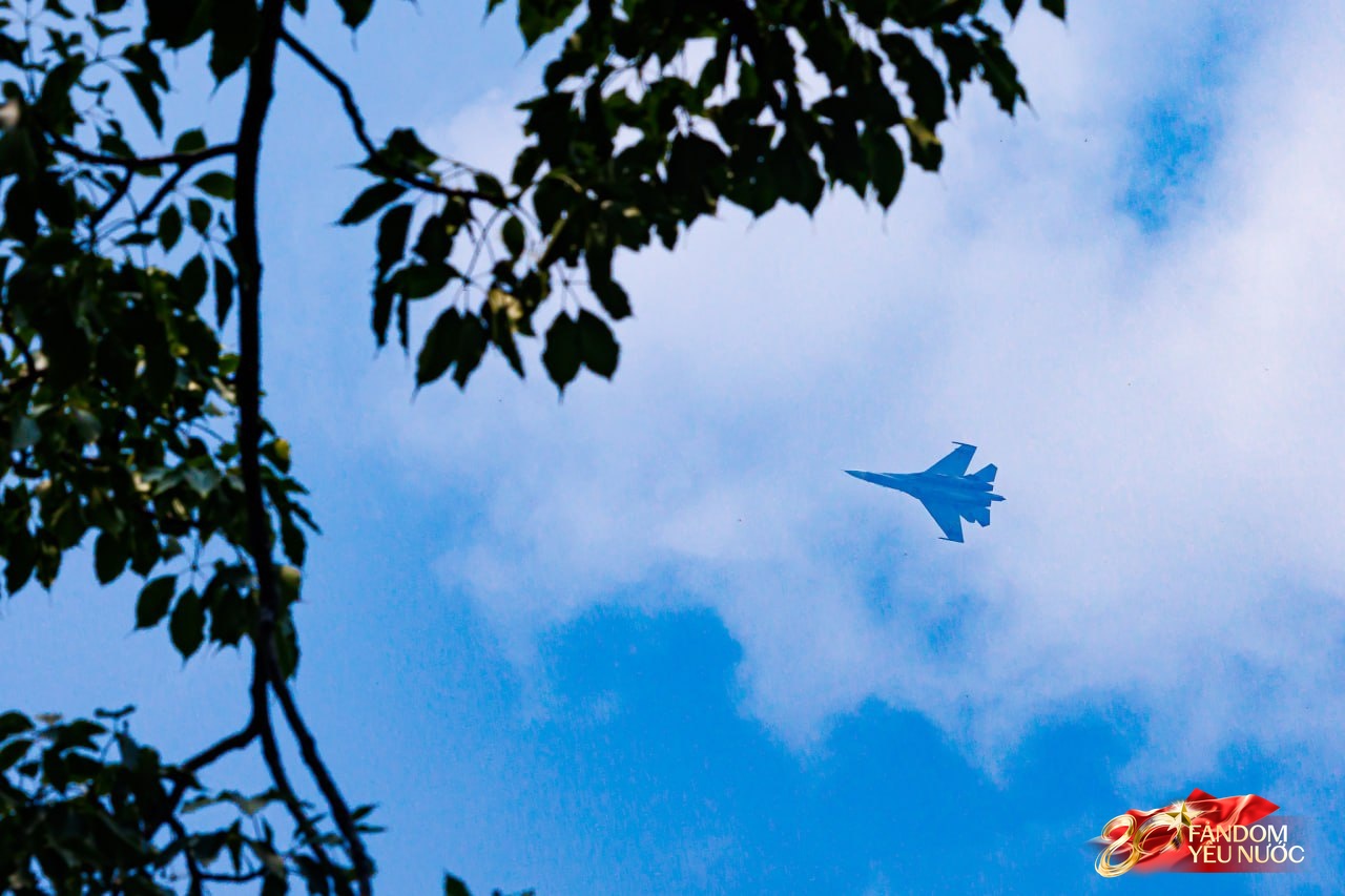 Mãn nhãn: Trực thăng kéo cờ, tiêm kích xé gió bay lượn trên bầu trời Hà Nội, người dân thích thú hò reo theo những tiếng vang rền- Ảnh 10.