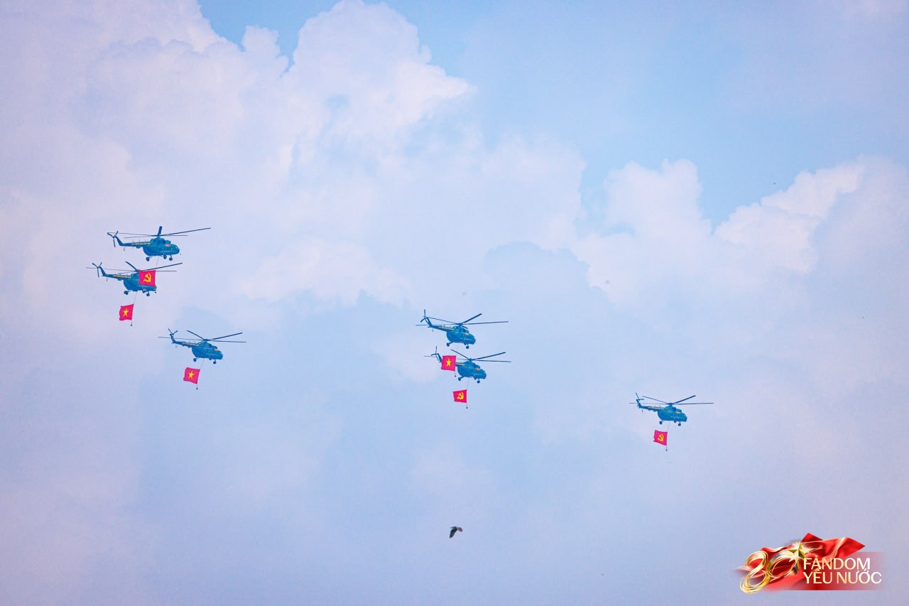 Mãn nhãn: Trực thăng kéo cờ, tiêm kích xé gió bay lượn trên bầu trời Hà Nội, người dân thích thú hò reo theo những tiếng vang rền- Ảnh 5.
