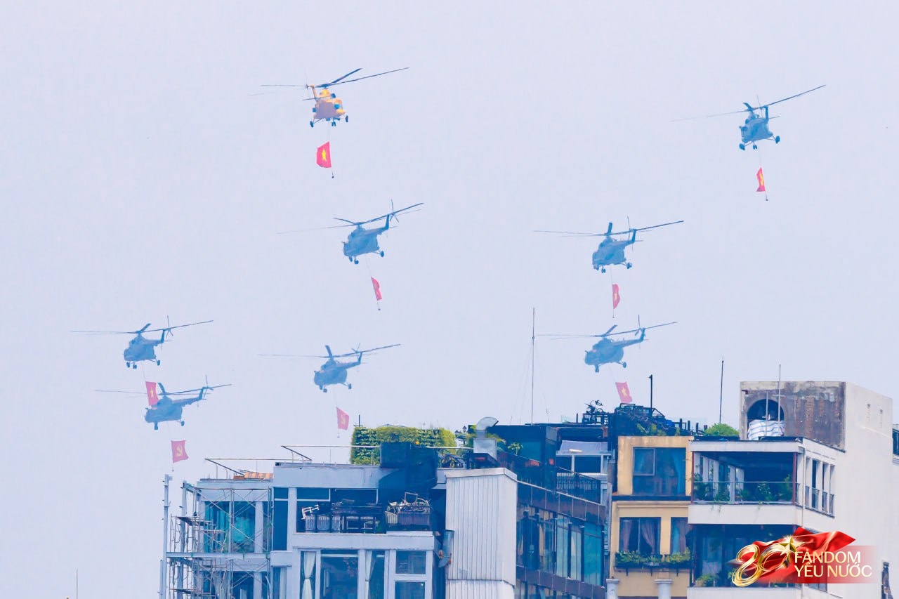 Mãn nhãn: Trực thăng kéo cờ, tiêm kích xé gió bay lượn trên bầu trời Hà Nội, người dân thích thú hò reo theo những tiếng vang rền- Ảnh 4.