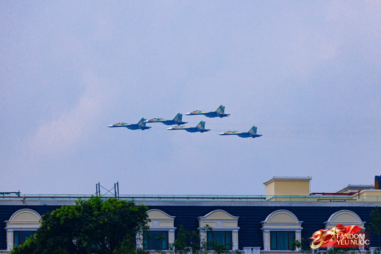 Mãn nhãn: Trực thăng kéo cờ, tiêm kích xé gió bay lượn trên bầu trời Hà Nội, người dân thích thú hò reo theo những tiếng vang rền- Ảnh 9.