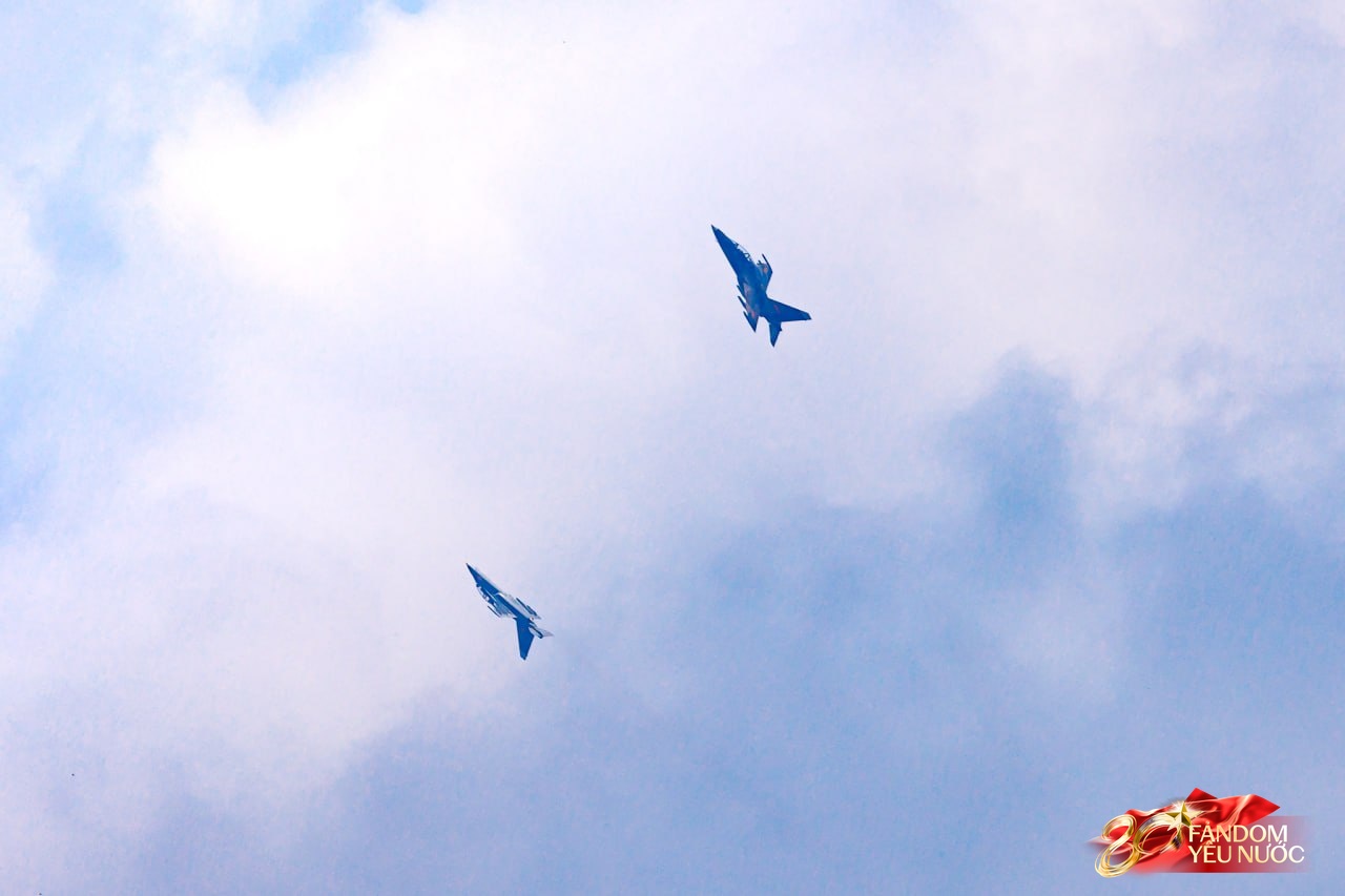 Mãn nhãn: Trực thăng kéo cờ, tiêm kích xé gió bay lượn trên bầu trời Hà Nội, người dân thích thú hò reo theo những tiếng vang rền- Ảnh 11.