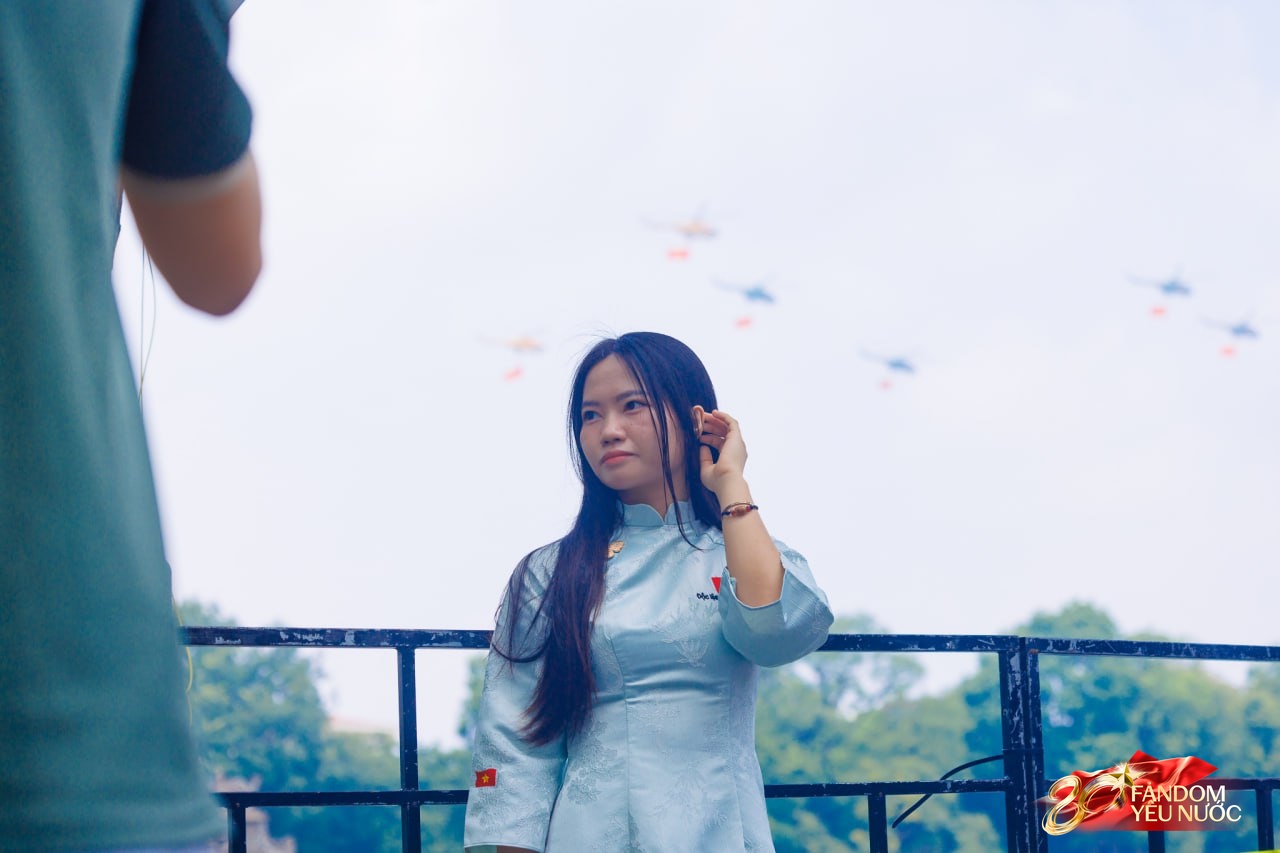 Mãn nhãn: Trực thăng kéo cờ, tiêm kích xé gió bay lượn trên bầu trời Hà Nội, người dân thích thú hò reo theo những tiếng vang rền- Ảnh 16.