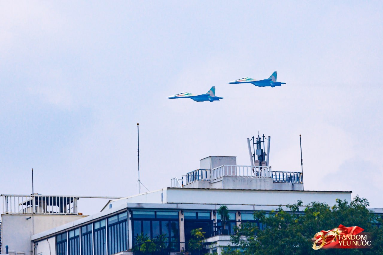 Mãn nhãn: Trực thăng kéo cờ, tiêm kích xé gió bay lượn trên bầu trời Hà Nội, người dân thích thú hò reo theo những tiếng vang rền- Ảnh 7.