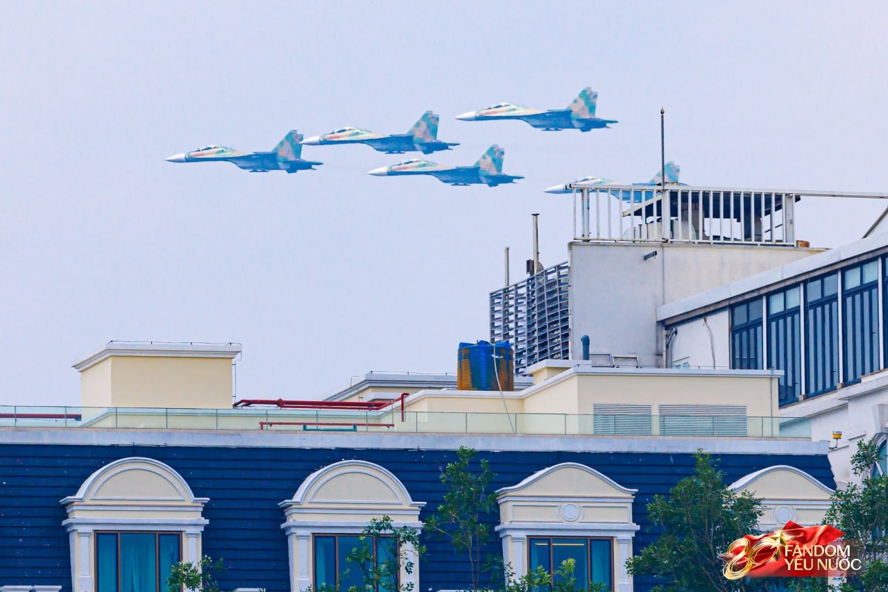 Mãn nhãn: Trực thăng kéo cờ, tiêm kích xé gió bay lượn trên bầu trời Hà Nội, người dân thích thú hò reo theo những tiếng vang rền- Ảnh 8.