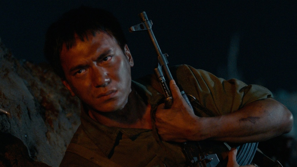 Bí mật sau cảnh nóng nhất Mưa Đỏ: Nam nữ chính không dám nhìn mặt nhau, đạo diễn tiết lộ 1 câu sốc óc- Ảnh 1.