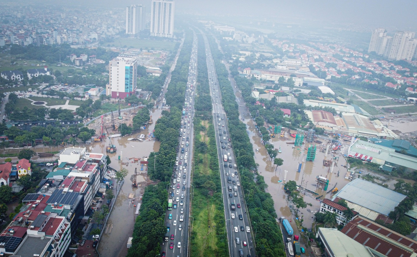 Đại lộ Thăng Long nhiều điểm vẫn ngập sâu, ùn tắc 10 km- Ảnh 4. Đại lộ Thăng Long nhiều điểm vẫn ngập sâu, ùn tắc 10 km- Ảnh 4.