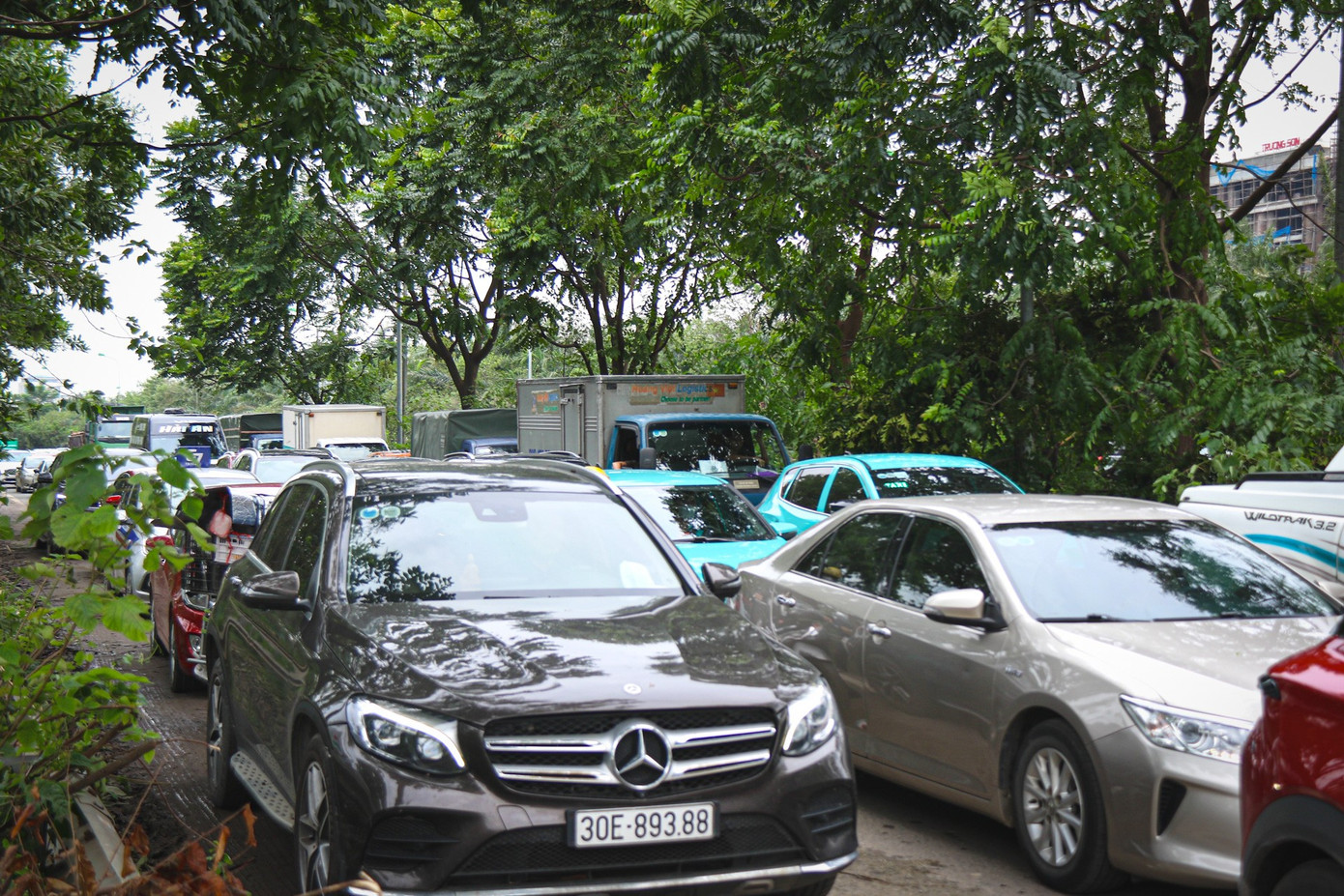 Đại lộ Thăng Long nhiều điểm vẫn ngập sâu, ùn tắc 10 km- Ảnh 2. Đại lộ Thăng Long nhiều điểm vẫn ngập sâu, ùn tắc 10 km- Ảnh 2.