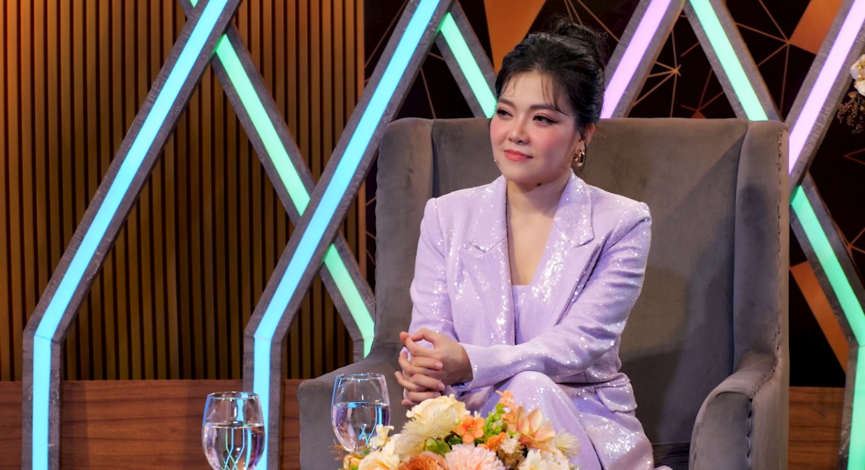 Trưởng nhóm Mắt Ngọc tuổi 42: Đẳng cấp giọng hát không kém cạnh diva- Ảnh 1. Trưởng nhóm Mắt Ngọc tuổi 42: Đẳng cấp giọng hát không kém cạnh diva- Ảnh 1.