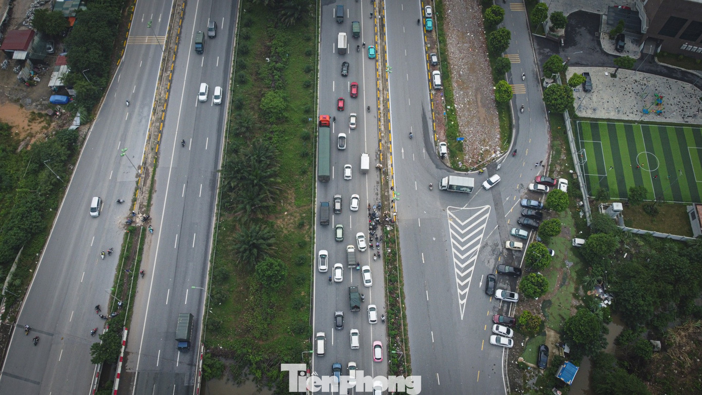 Đại lộ Thăng Long nhiều điểm vẫn ngập sâu, ùn tắc 10 km- Ảnh 5. Đại lộ Thăng Long nhiều điểm vẫn ngập sâu, ùn tắc 10 km- Ảnh 5.