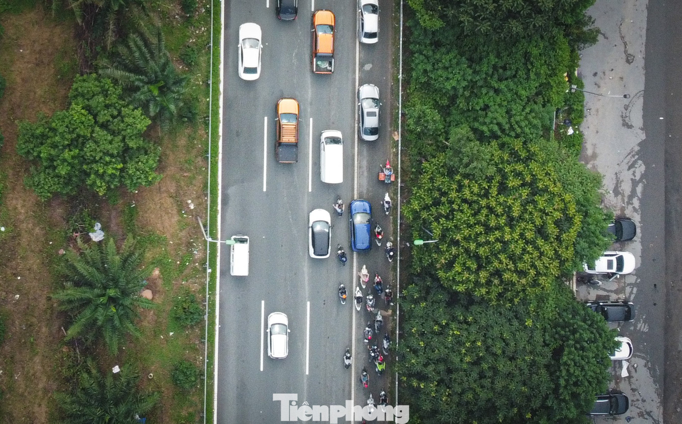 Đại lộ Thăng Long nhiều điểm vẫn ngập sâu, ùn tắc 10 km- Ảnh 7. Đại lộ Thăng Long nhiều điểm vẫn ngập sâu, ùn tắc 10 km- Ảnh 7.