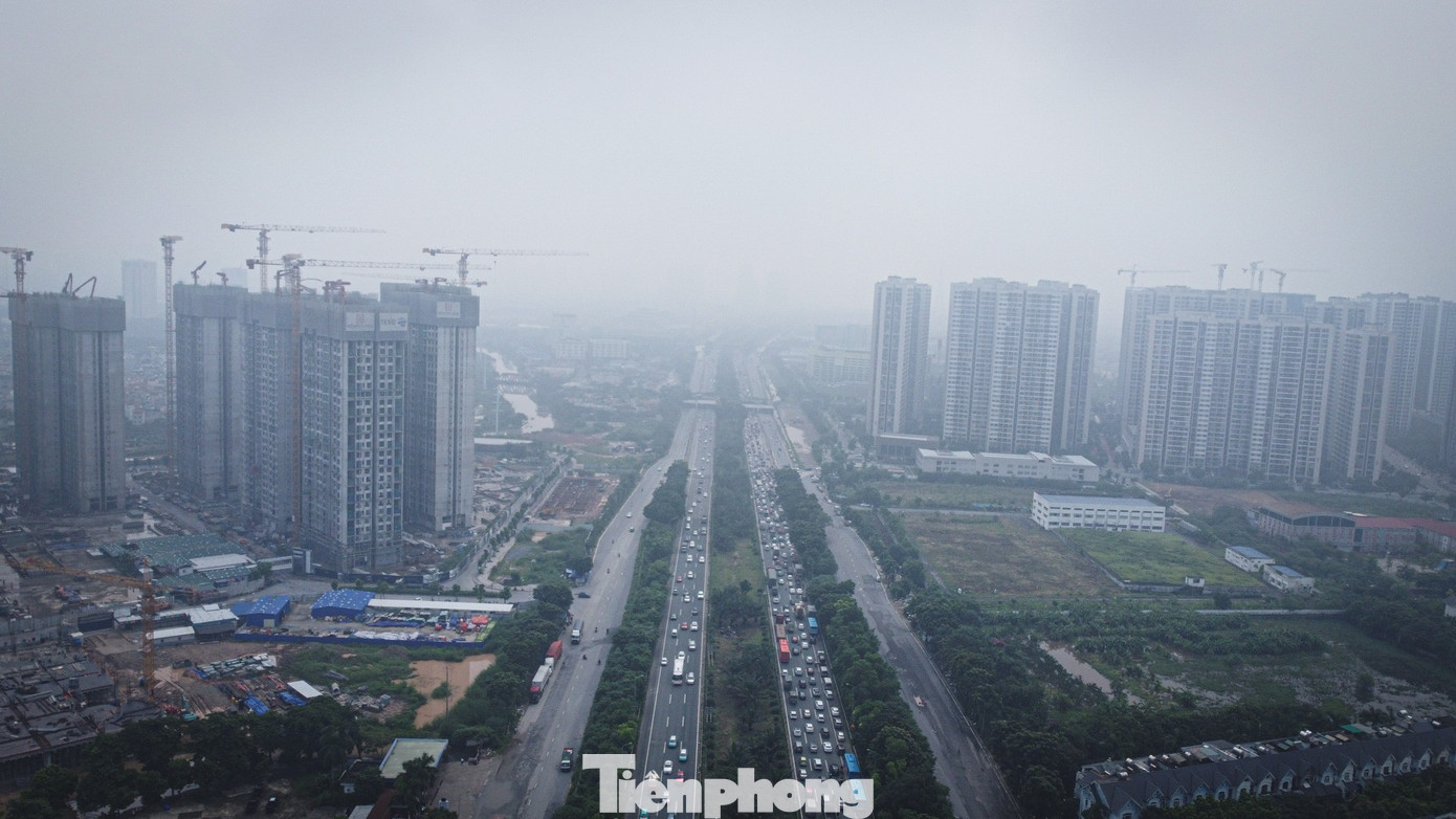 Đại lộ Thăng Long nhiều điểm vẫn ngập sâu, ùn tắc 10 km- Ảnh 3. Đại lộ Thăng Long nhiều điểm vẫn ngập sâu, ùn tắc 10 km- Ảnh 3.
