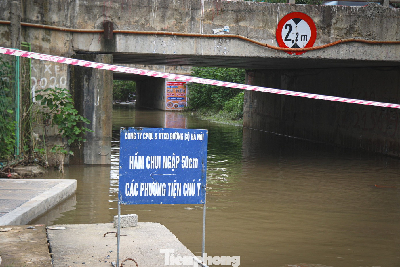 Đại lộ Thăng Long nhiều điểm vẫn ngập sâu, ùn tắc 10 km- Ảnh 6. Đại lộ Thăng Long nhiều điểm vẫn ngập sâu, ùn tắc 10 km- Ảnh 6.