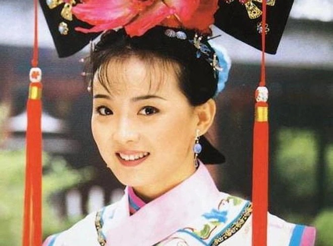 Ai khổ bằng mỹ nhân đẹp nhất Hoàn Châu Cách Cách: Hết bị mẹ chồng coi như người ở, giờ còng lưng trả nợ 4.000 tỷ cho chồng đại gia- Ảnh 3.