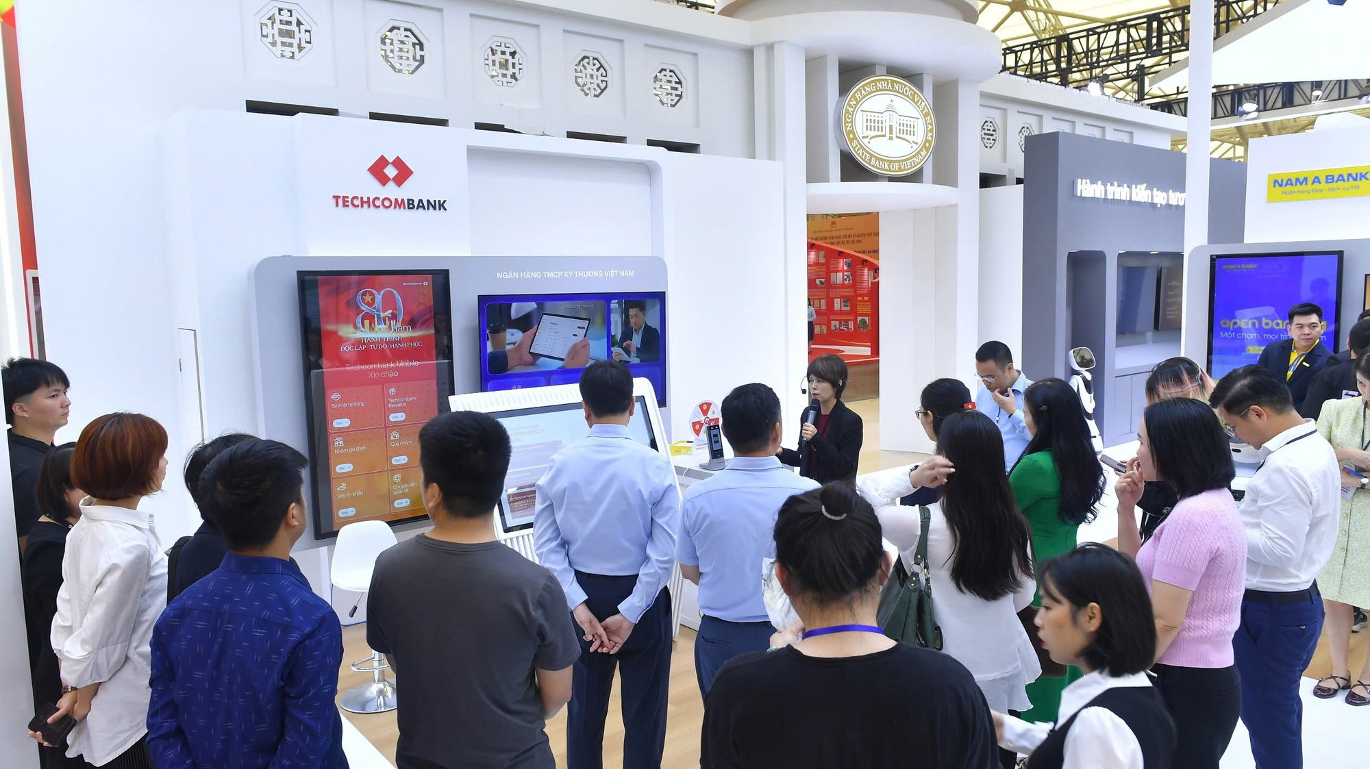 Chiêm ngưỡng bản đồ Việt Nam bằng tiền tại Triển lãm thành tựu đất nước- Ảnh 9. Chiêm ngưỡng bản đồ Việt Nam bằng tiền tại Triển lãm thành tựu đất nước- Ảnh 9.