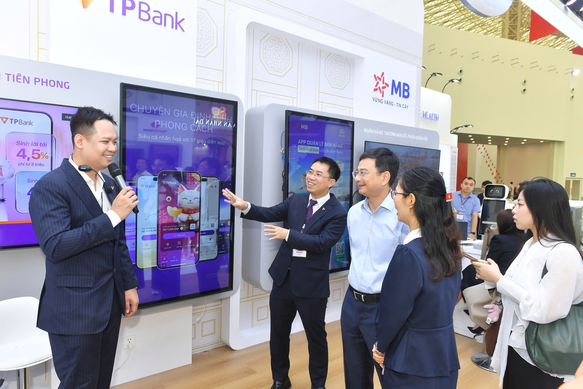 Chiêm ngưỡng bản đồ Việt Nam bằng tiền tại Triển lãm thành tựu đất nước- Ảnh 8. Chiêm ngưỡng bản đồ Việt Nam bằng tiền tại Triển lãm thành tựu đất nước- Ảnh 8.