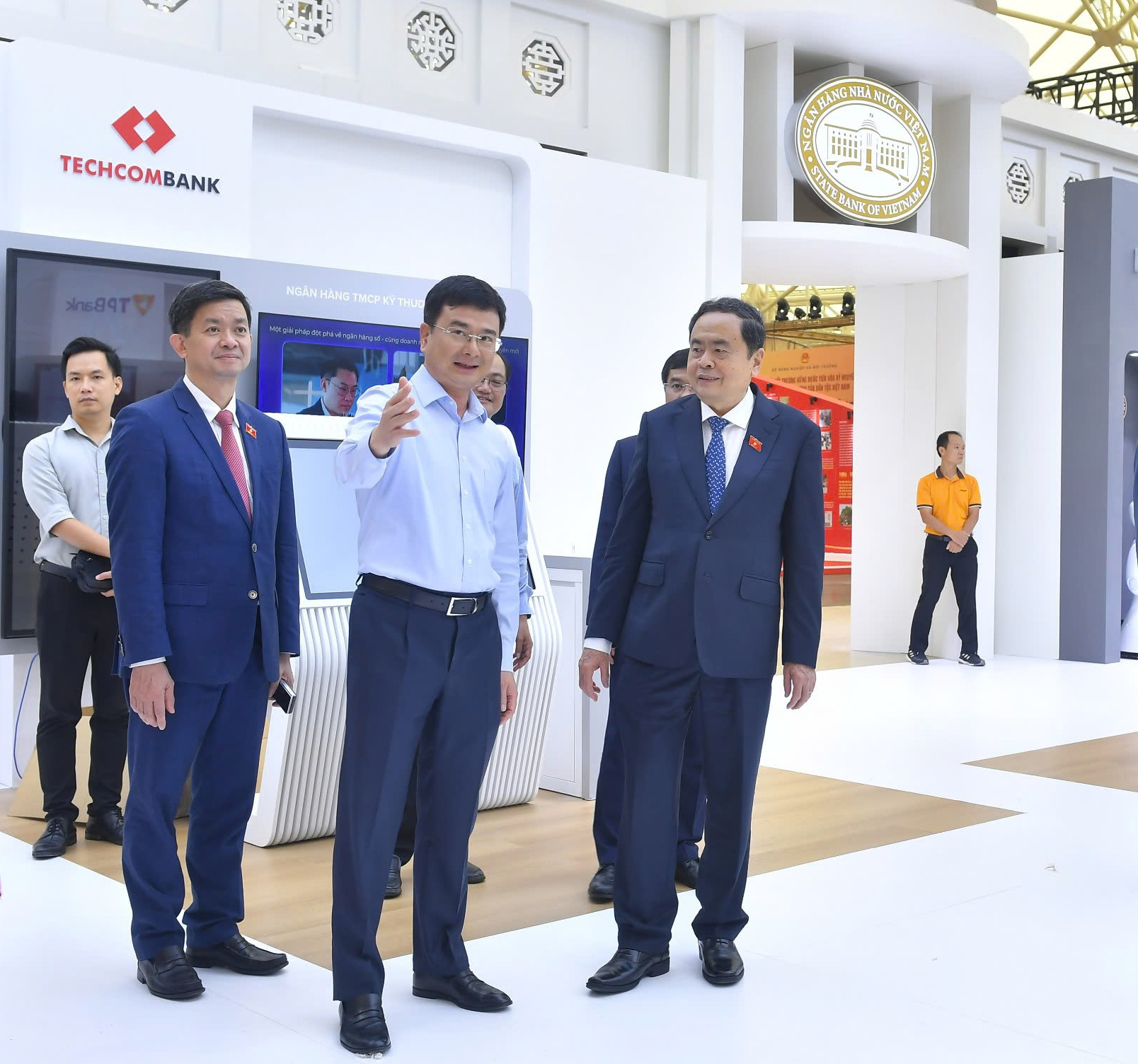 Chiêm ngưỡng bản đồ Việt Nam bằng tiền tại Triển lãm thành tựu đất nước- Ảnh 4. Chiêm ngưỡng bản đồ Việt Nam bằng tiền tại Triển lãm thành tựu đất nước- Ảnh 4.