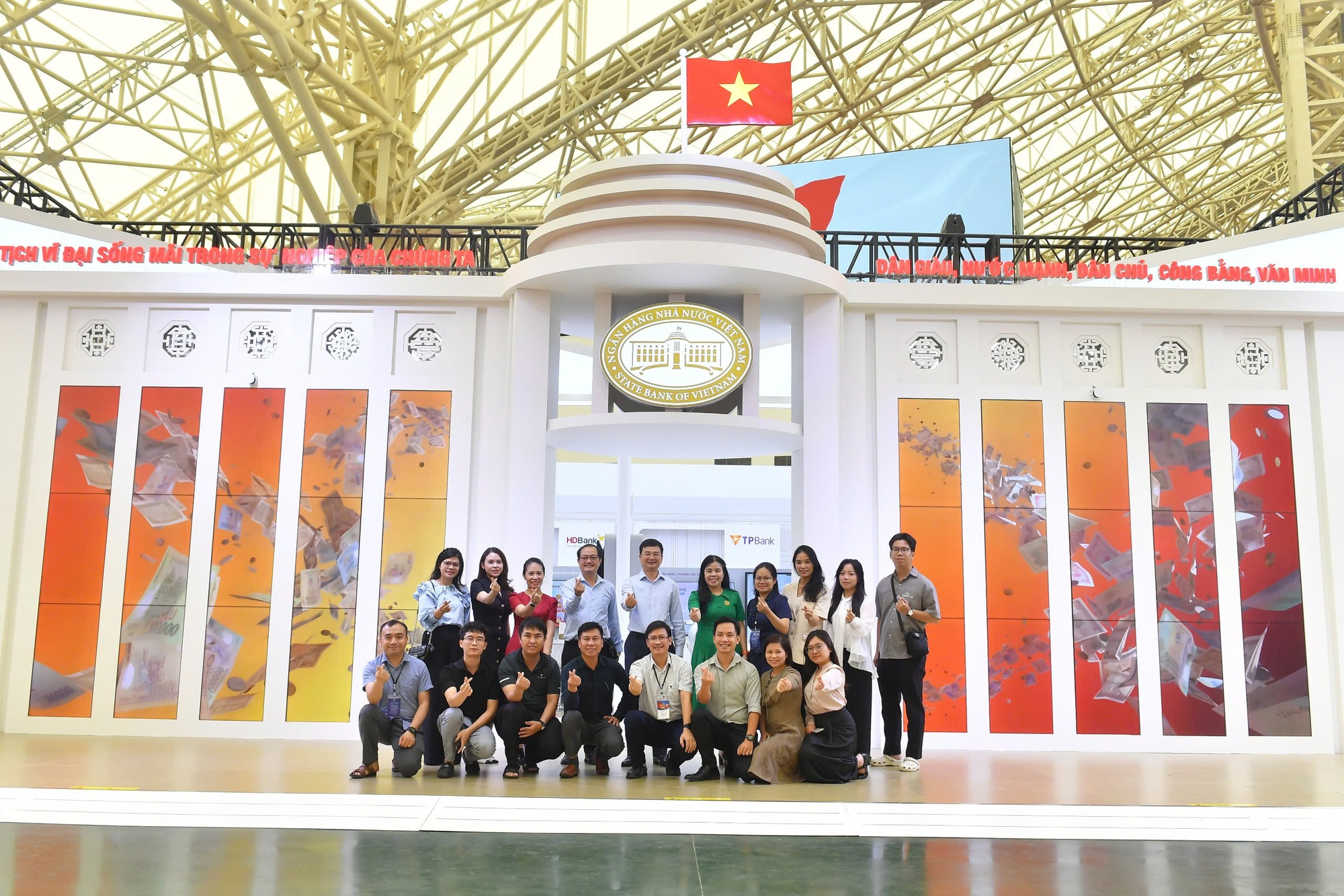Chiêm ngưỡng bản đồ Việt Nam bằng tiền tại Triển lãm thành tựu đất nước- Ảnh 11. Chiêm ngưỡng bản đồ Việt Nam bằng tiền tại Triển lãm thành tựu đất nước- Ảnh 11.