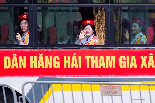 VIDEO: Khoảnh khắc đáng yêu mà bộ đội và người dân dành cho nhau tại điểm tập kết tối Sơ duyệt A80- Ảnh 7. VIDEO: Khoảnh khắc đáng yêu mà bộ đội và người dân dành cho nhau tại điểm tập kết tối Sơ duyệt A80- Ảnh 7.