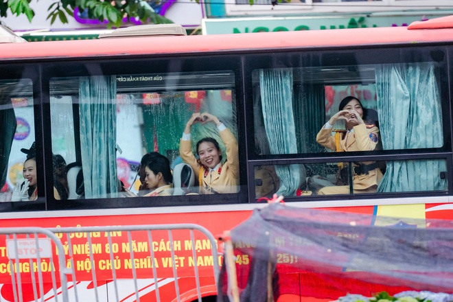 VIDEO: Khoảnh khắc đáng yêu mà bộ đội và người dân dành cho nhau tại điểm tập kết tối Sơ duyệt A80- Ảnh 14. VIDEO: Khoảnh khắc đáng yêu mà bộ đội và người dân dành cho nhau tại điểm tập kết tối Sơ duyệt A80- Ảnh 14.