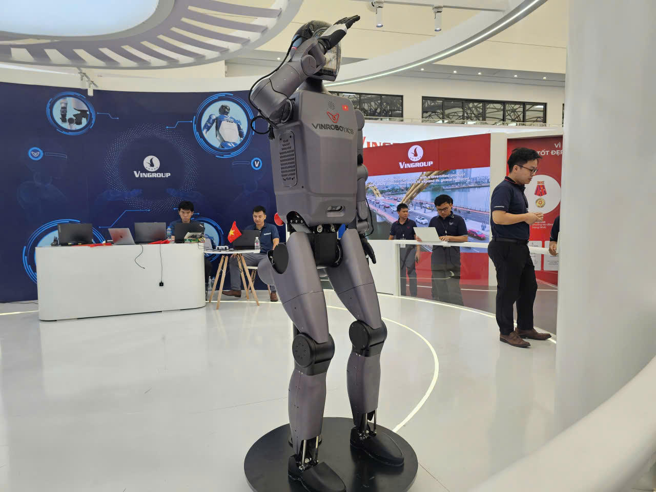 Hàng loạt robot hình người của Vingroup lần đầu xuất hiện tại triển lãm lớn nhất lịch sử- Ảnh 3. Hàng loạt robot hình người của Vingroup lần đầu xuất hiện tại triển lãm lớn nhất lịch sử- Ảnh 3.