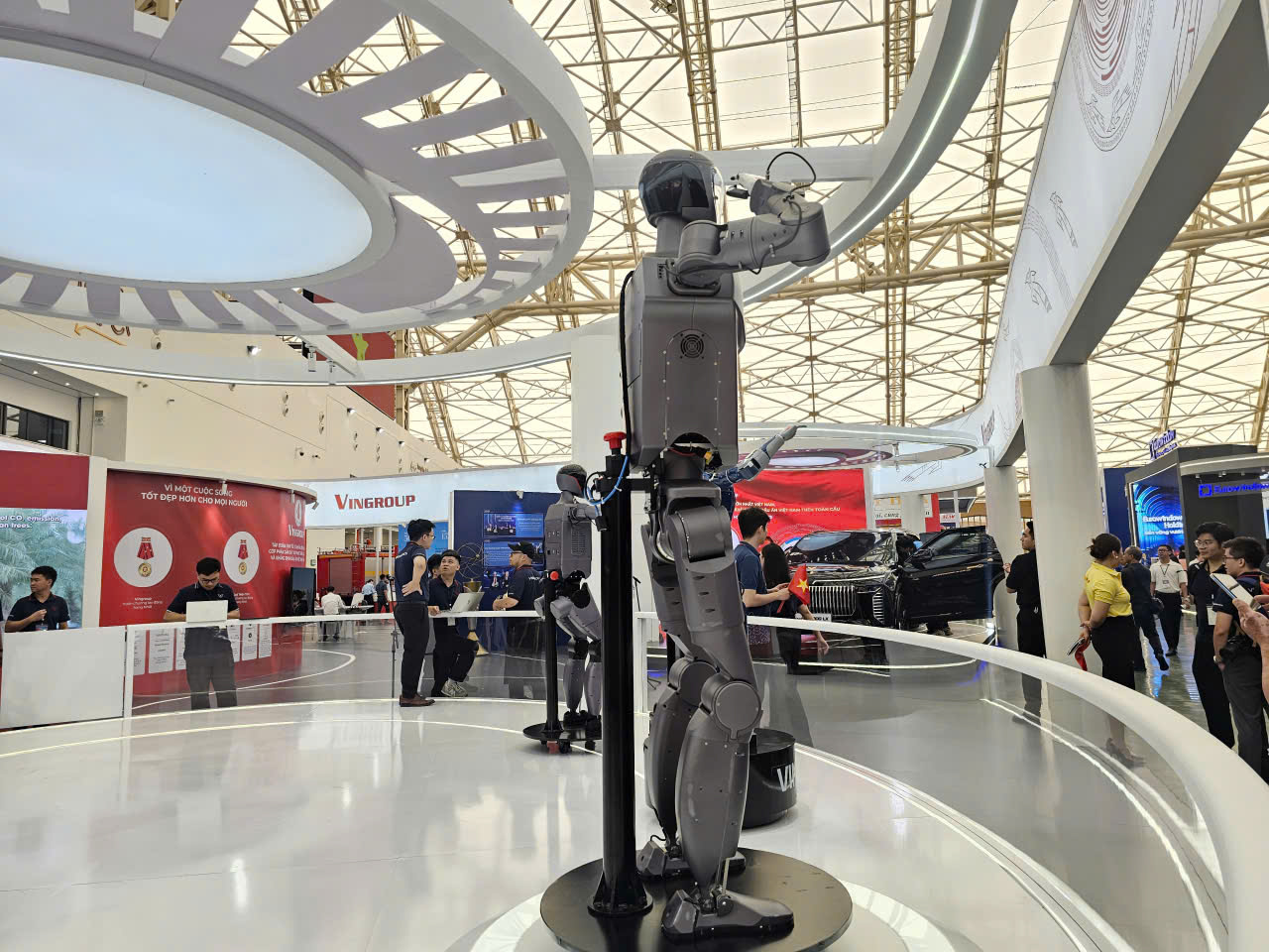 Hàng loạt robot hình người của Vingroup lần đầu xuất hiện tại triển lãm lớn nhất lịch sử- Ảnh 2. Hàng loạt robot hình người của Vingroup lần đầu xuất hiện tại triển lãm lớn nhất lịch sử- Ảnh 2.