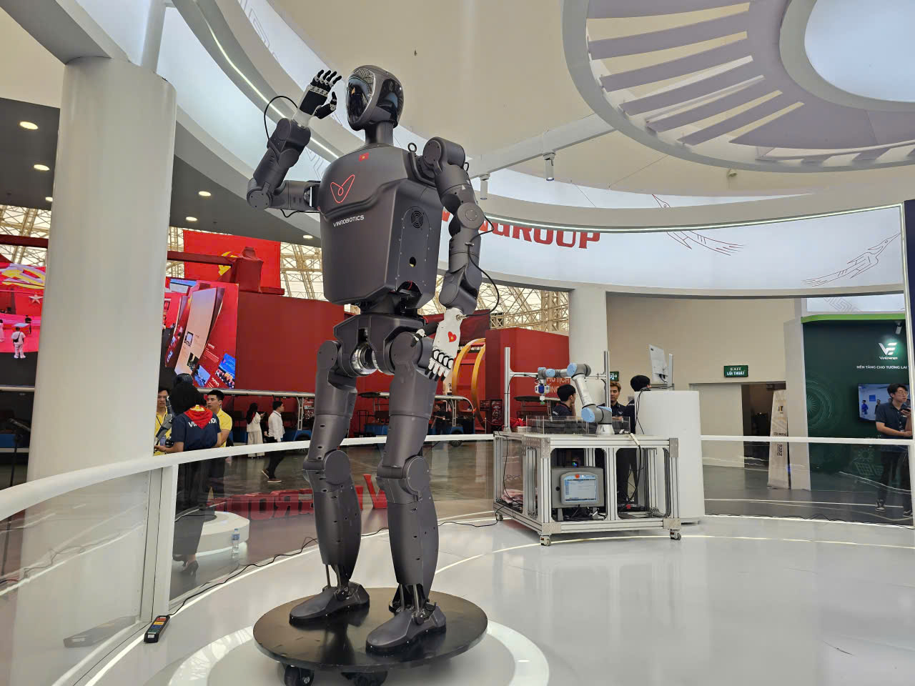 Hàng loạt robot hình người của Vingroup lần đầu xuất hiện tại triển lãm lớn nhất lịch sử- Ảnh 4. Hàng loạt robot hình người của Vingroup lần đầu xuất hiện tại triển lãm lớn nhất lịch sử- Ảnh 4.