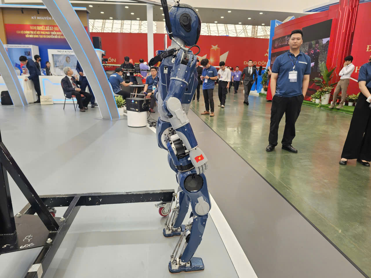 Hàng loạt robot hình người của Vingroup lần đầu xuất hiện tại triển lãm lớn nhất lịch sử- Ảnh 7. Hàng loạt robot hình người của Vingroup lần đầu xuất hiện tại triển lãm lớn nhất lịch sử- Ảnh 7.