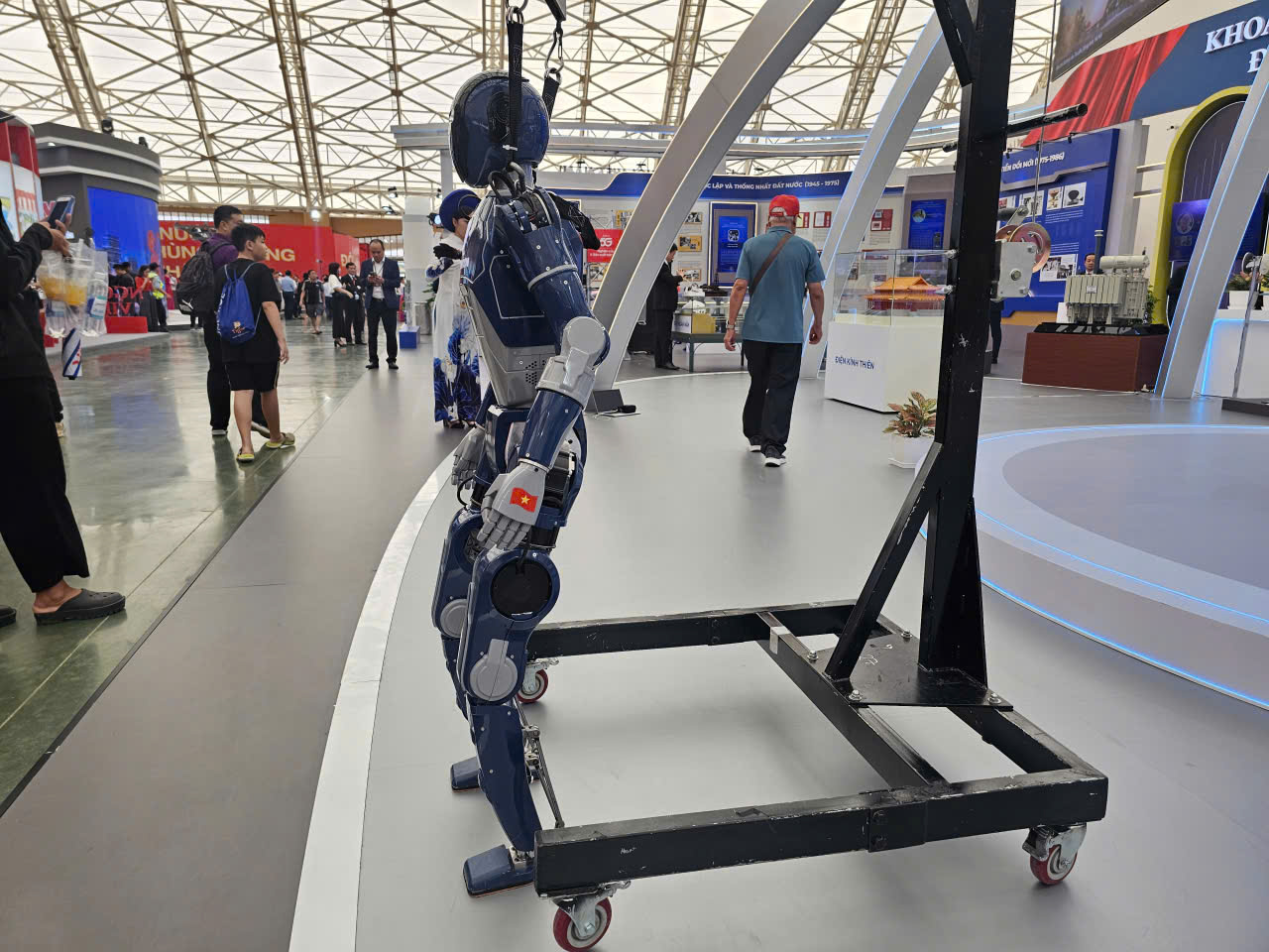 Hàng loạt robot hình người của Vingroup lần đầu xuất hiện tại triển lãm lớn nhất lịch sử- Ảnh 9. Hàng loạt robot hình người của Vingroup lần đầu xuất hiện tại triển lãm lớn nhất lịch sử- Ảnh 9.