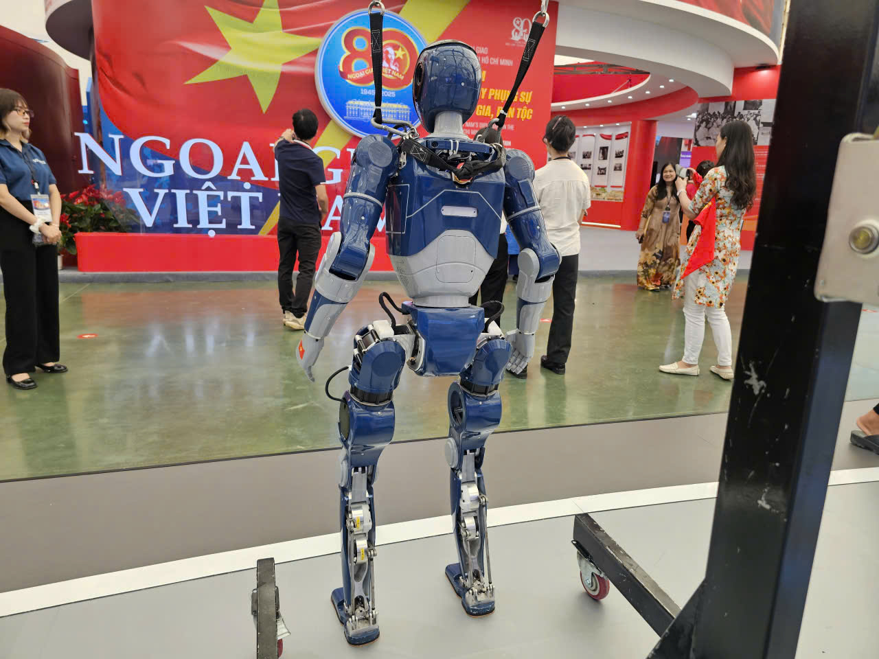 Hàng loạt robot hình người của Vingroup lần đầu xuất hiện tại triển lãm lớn nhất lịch sử- Ảnh 8. Hàng loạt robot hình người của Vingroup lần đầu xuất hiện tại triển lãm lớn nhất lịch sử- Ảnh 8.