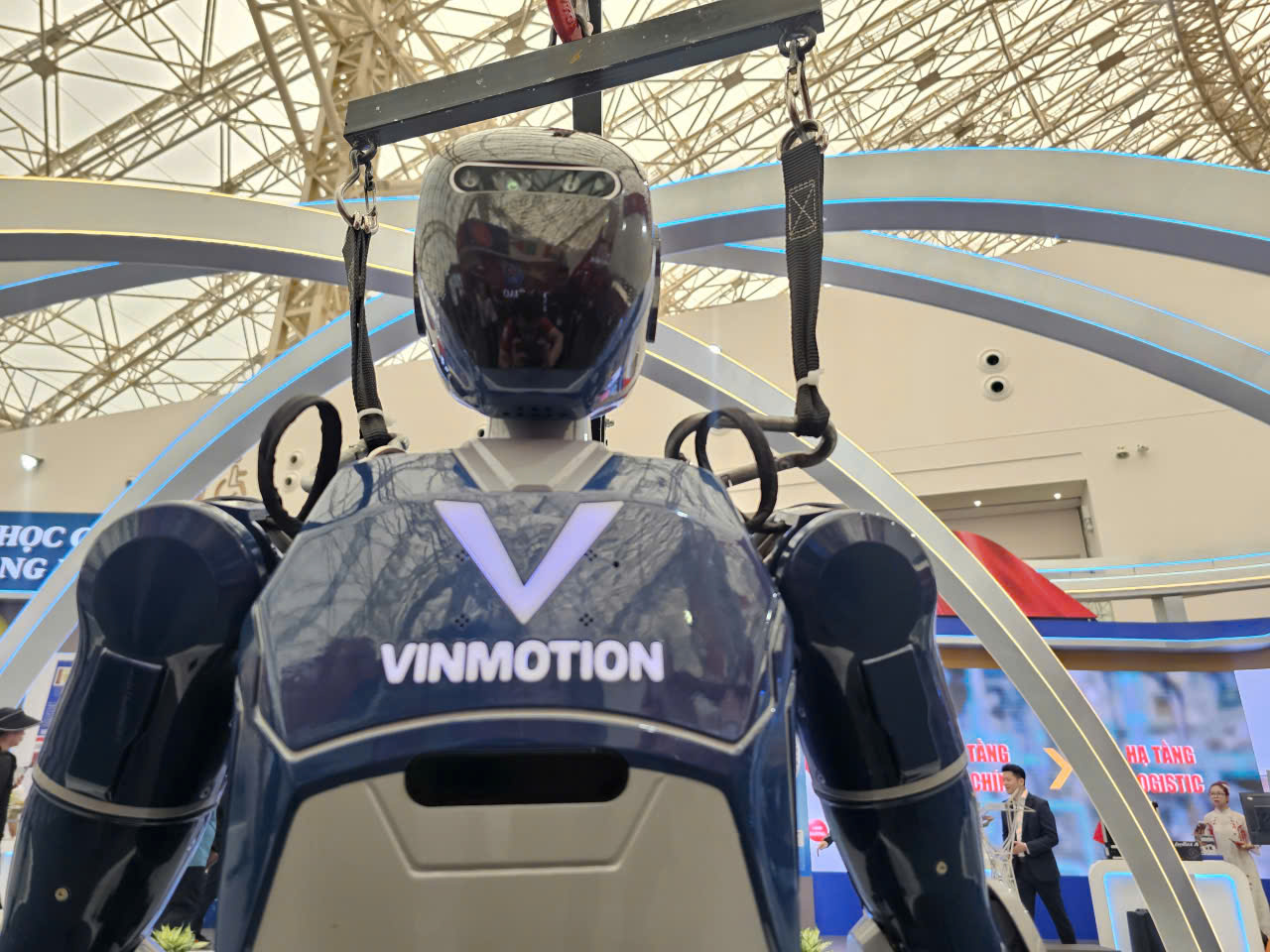 Hàng loạt robot hình người của Vingroup lần đầu xuất hiện tại triển lãm lớn nhất lịch sử- Ảnh 6. Hàng loạt robot hình người của Vingroup lần đầu xuất hiện tại triển lãm lớn nhất lịch sử- Ảnh 6.