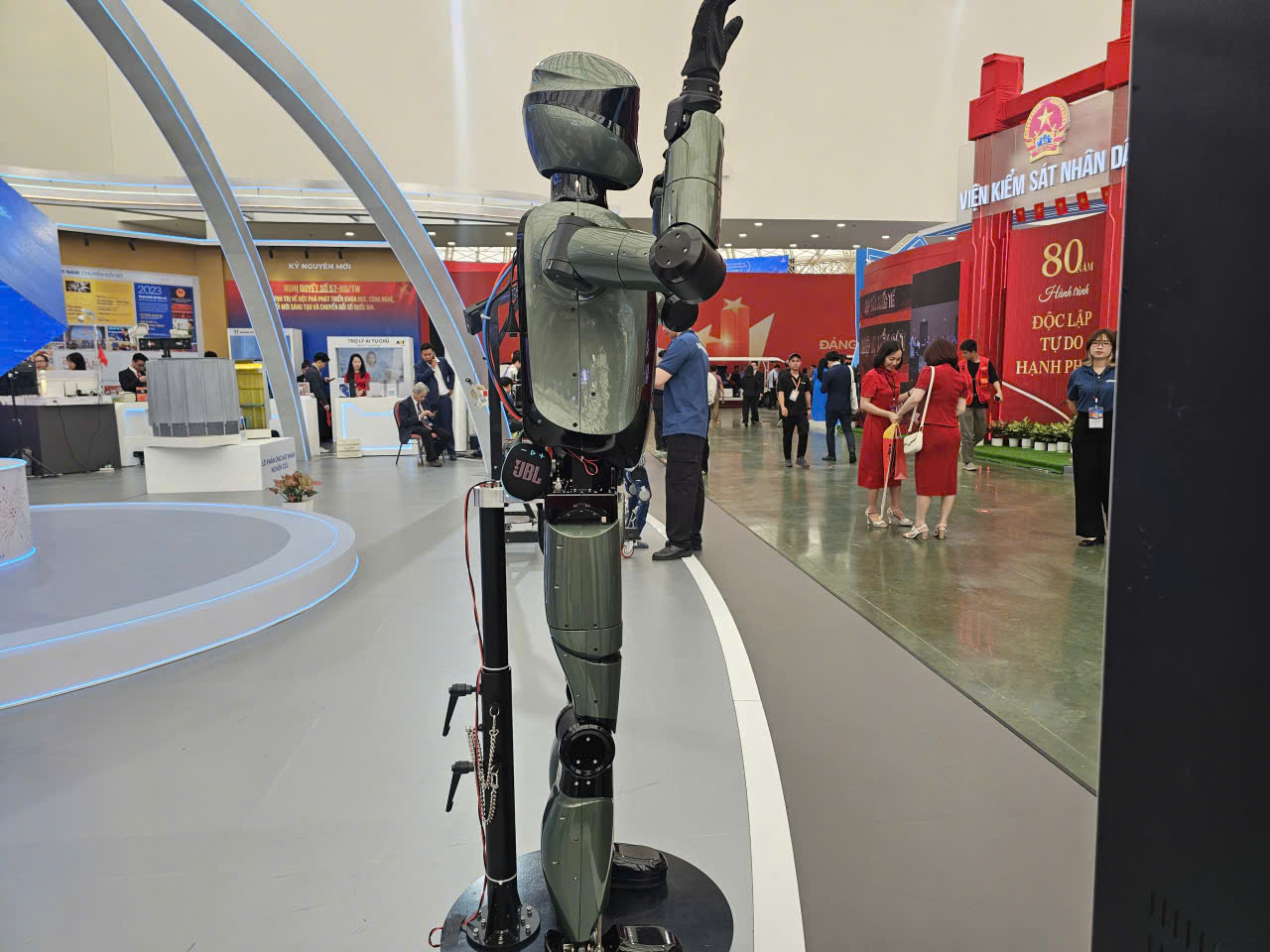 Hàng loạt robot hình người của Vingroup lần đầu xuất hiện tại triển lãm lớn nhất lịch sử- Ảnh 11. Hàng loạt robot hình người của Vingroup lần đầu xuất hiện tại triển lãm lớn nhất lịch sử- Ảnh 11.