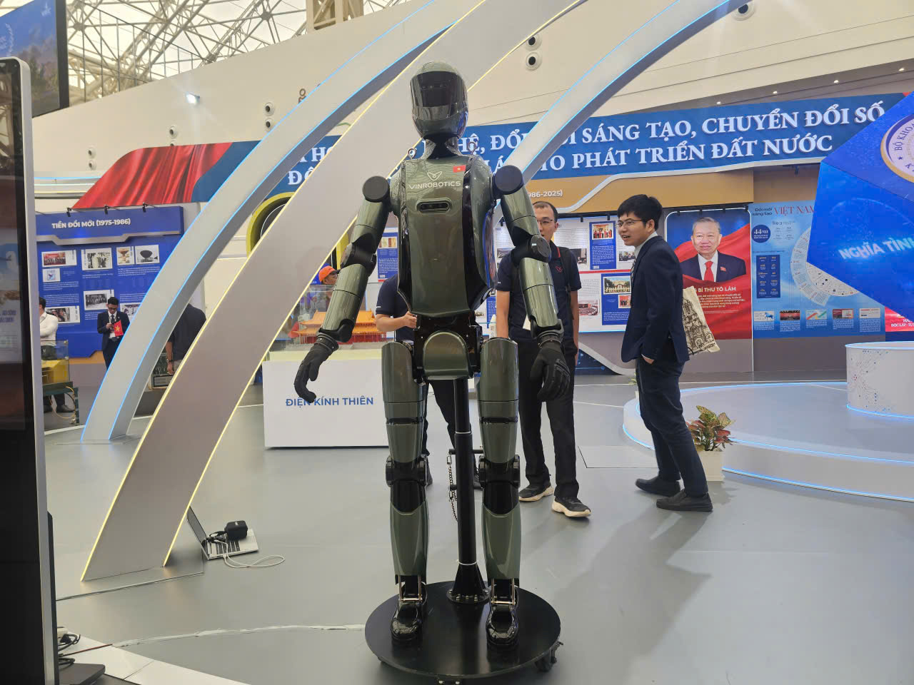 Hàng loạt robot hình người của Vingroup lần đầu xuất hiện tại triển lãm lớn nhất lịch sử- Ảnh 13. Hàng loạt robot hình người của Vingroup lần đầu xuất hiện tại triển lãm lớn nhất lịch sử- Ảnh 13.