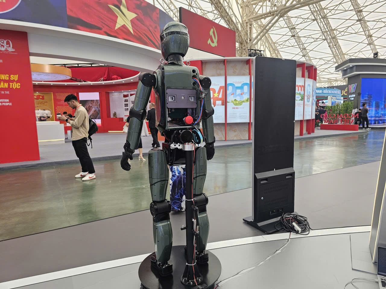 Hàng loạt robot hình người của Vingroup lần đầu xuất hiện tại triển lãm lớn nhất lịch sử- Ảnh 12. Hàng loạt robot hình người của Vingroup lần đầu xuất hiện tại triển lãm lớn nhất lịch sử- Ảnh 12.