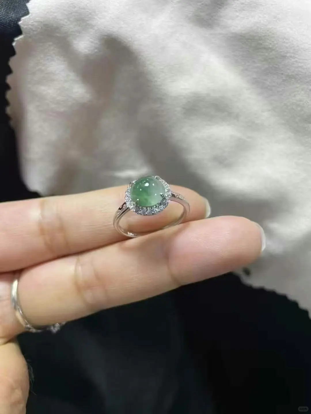 Vì sao các phú bà Trung Quốc ưa đeo ngọc phỉ thúy?- Ảnh 7. Vì sao các phú bà Trung Quốc ưa đeo ngọc phỉ thúy?- Ảnh 7.