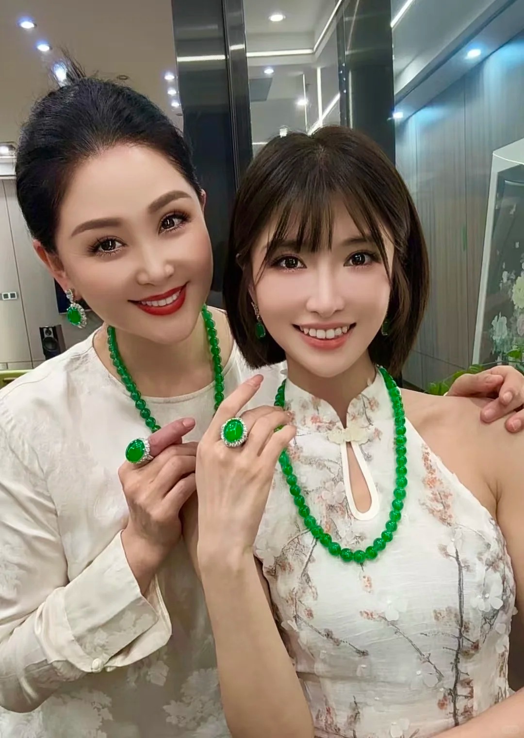 Vì sao các phú bà Trung Quốc ưa đeo ngọc phỉ thúy?- Ảnh 2. Vì sao các phú bà Trung Quốc ưa đeo ngọc phỉ thúy?- Ảnh 2.