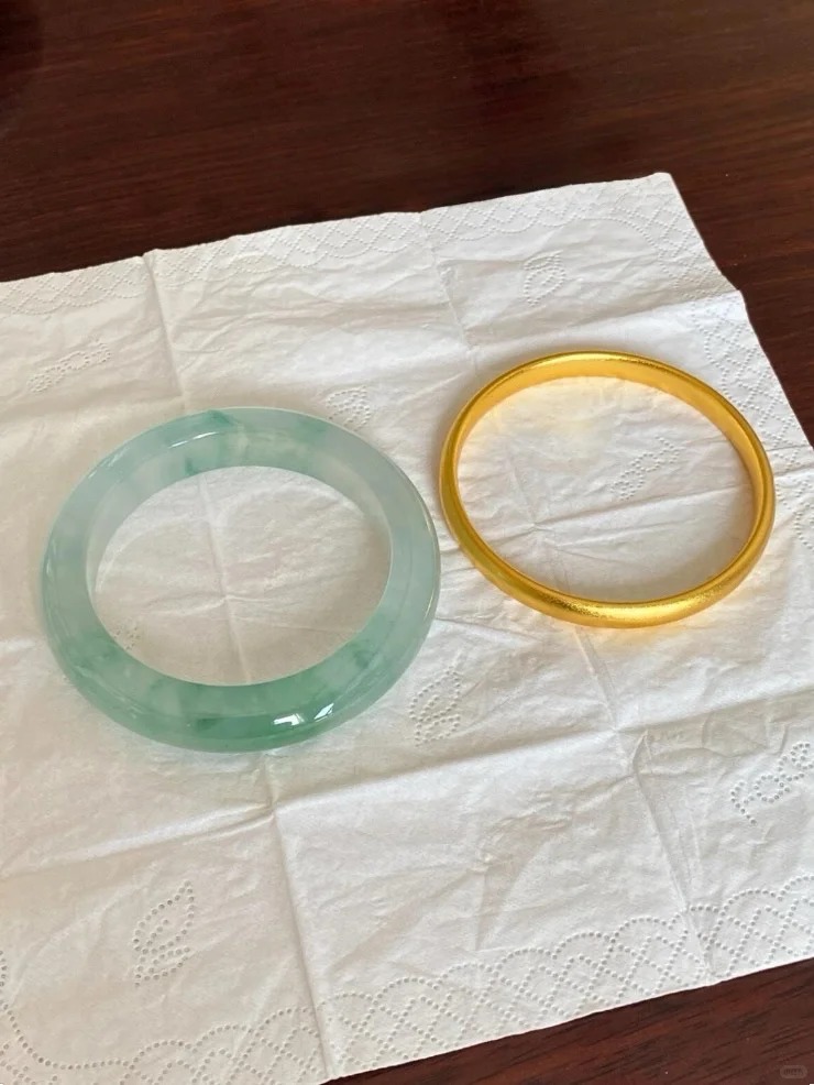 Vì sao các phú bà Trung Quốc ưa đeo ngọc phỉ thúy?- Ảnh 1. Vì sao các phú bà Trung Quốc ưa đeo ngọc phỉ thúy?- Ảnh 1.