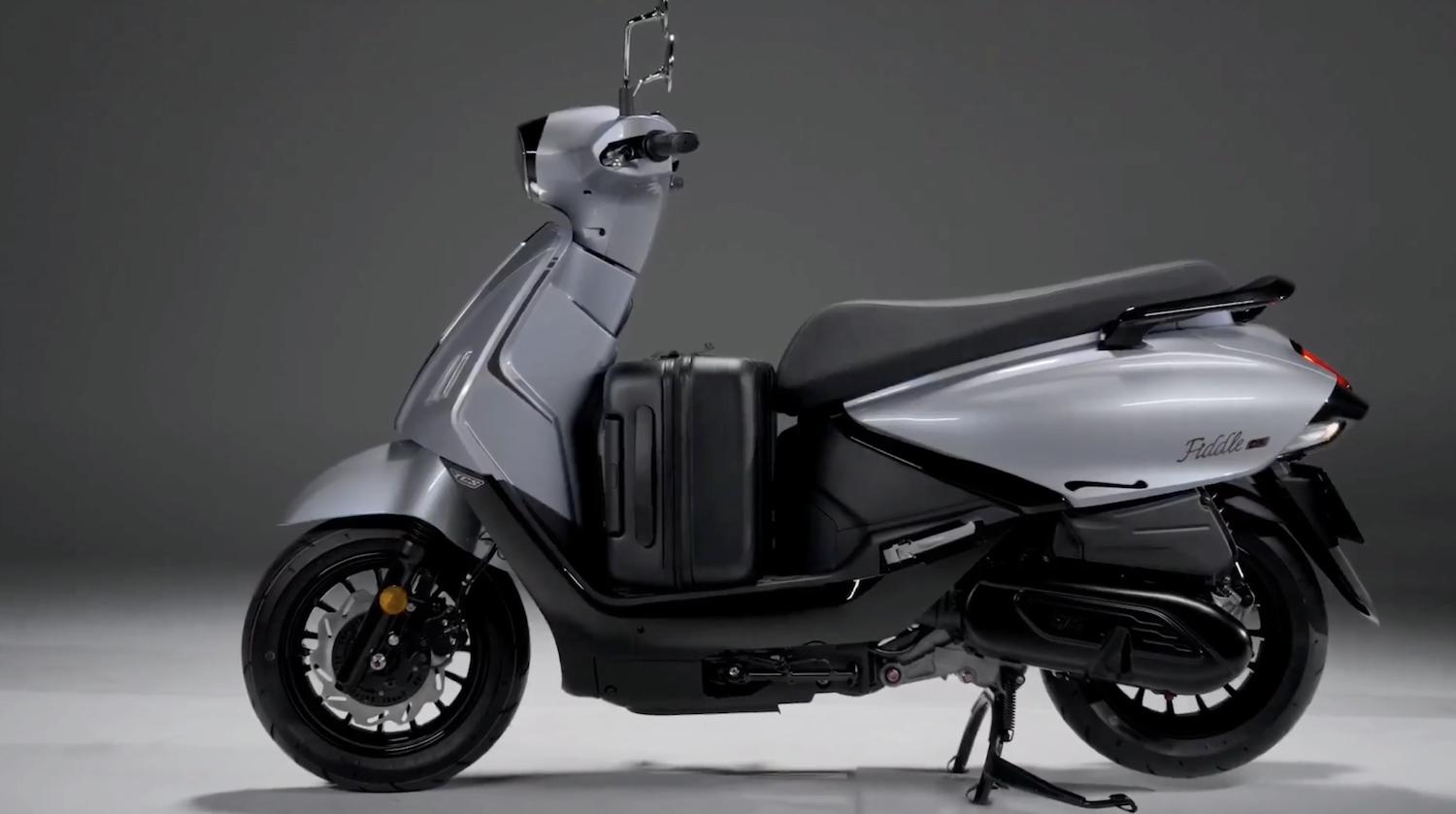 'Vua xe ga' ăn xăng 1,6 lít/100 km được đăng ký tại Việt Nam: ngoại hình đẹp tựa Vespa, trang bị vượt mặt Honda SH160i- Ảnh 4. 'Vua xe ga' ăn xăng 1,6 lít/100 km được đăng ký tại Việt Nam: ngoại hình đẹp tựa Vespa, trang bị vượt mặt Honda SH160i- Ảnh 4.