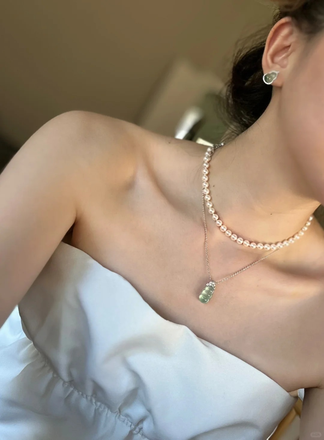 Vì sao các phú bà Trung Quốc ưa đeo ngọc phỉ thúy?- Ảnh 5. Vì sao các phú bà Trung Quốc ưa đeo ngọc phỉ thúy?- Ảnh 5.