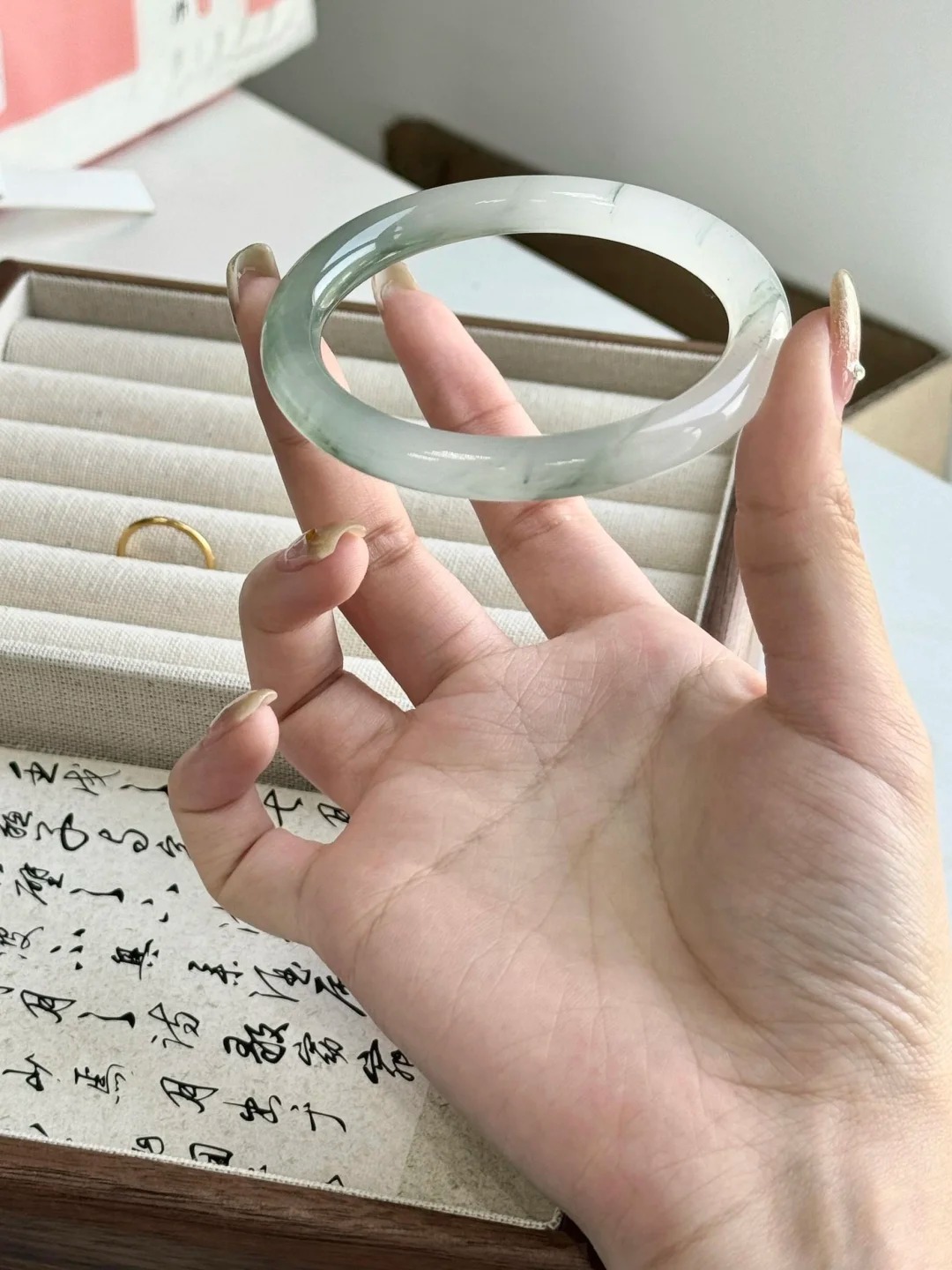 Vì sao các phú bà Trung Quốc ưa đeo ngọc phỉ thúy?- Ảnh 4. Vì sao các phú bà Trung Quốc ưa đeo ngọc phỉ thúy?- Ảnh 4.