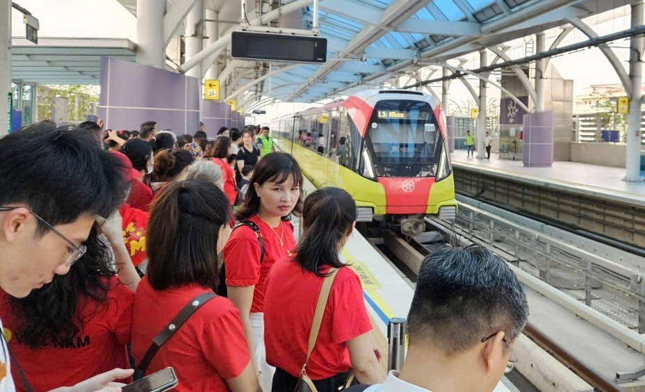 Tàu điện Hà Nội chạy xuyên đêm phục vụ khách dịp Lễ Quốc khánh- Ảnh 1. Tàu điện Hà Nội chạy xuyên đêm phục vụ khách dịp Lễ Quốc khánh- Ảnh 1.