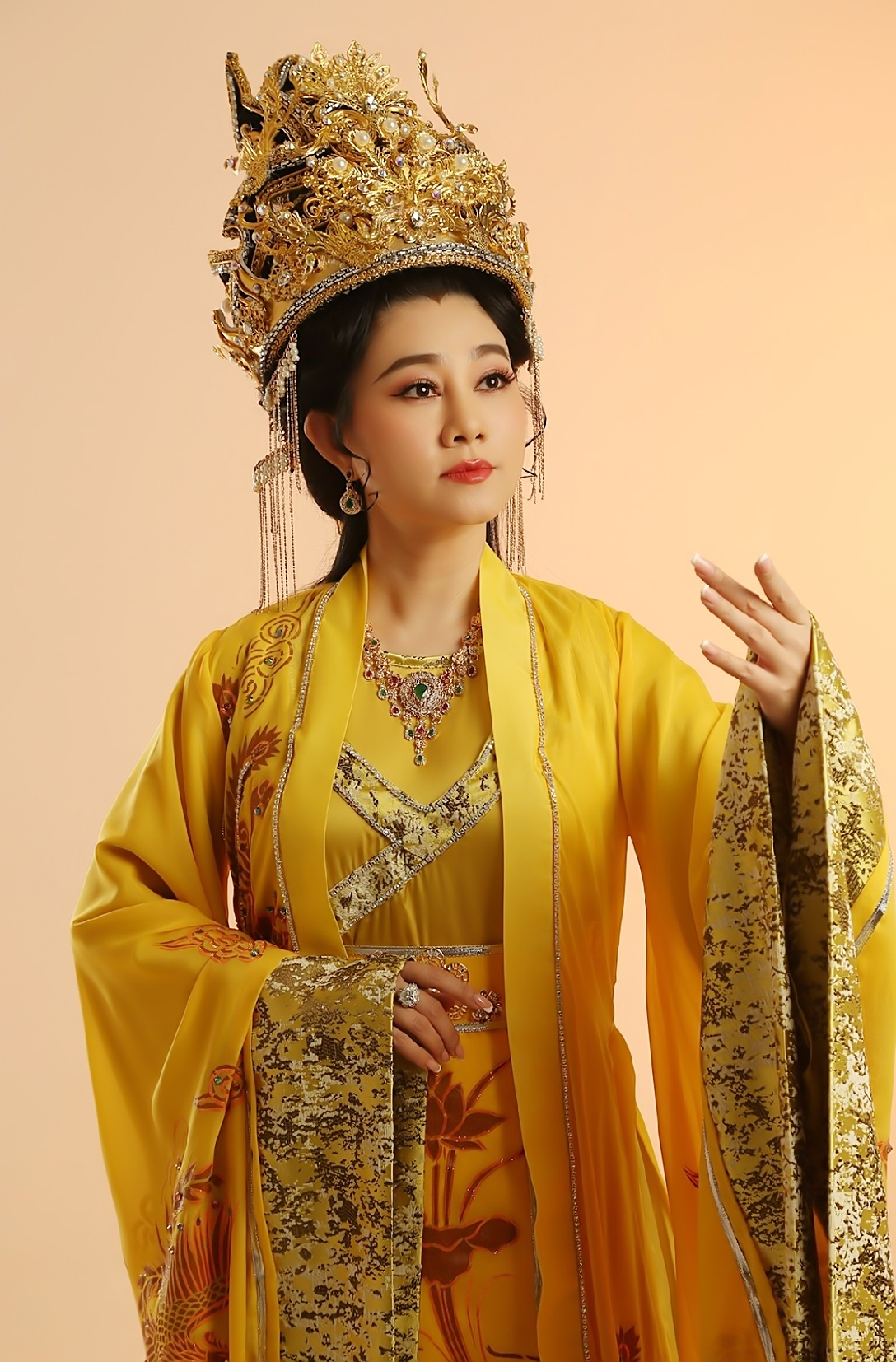 Nữ NSND giàu bậc nhất làng cải lương lần đầu công khai có chồng, ở biệt thự như cung điện, đi Roll Royce- Ảnh 1.