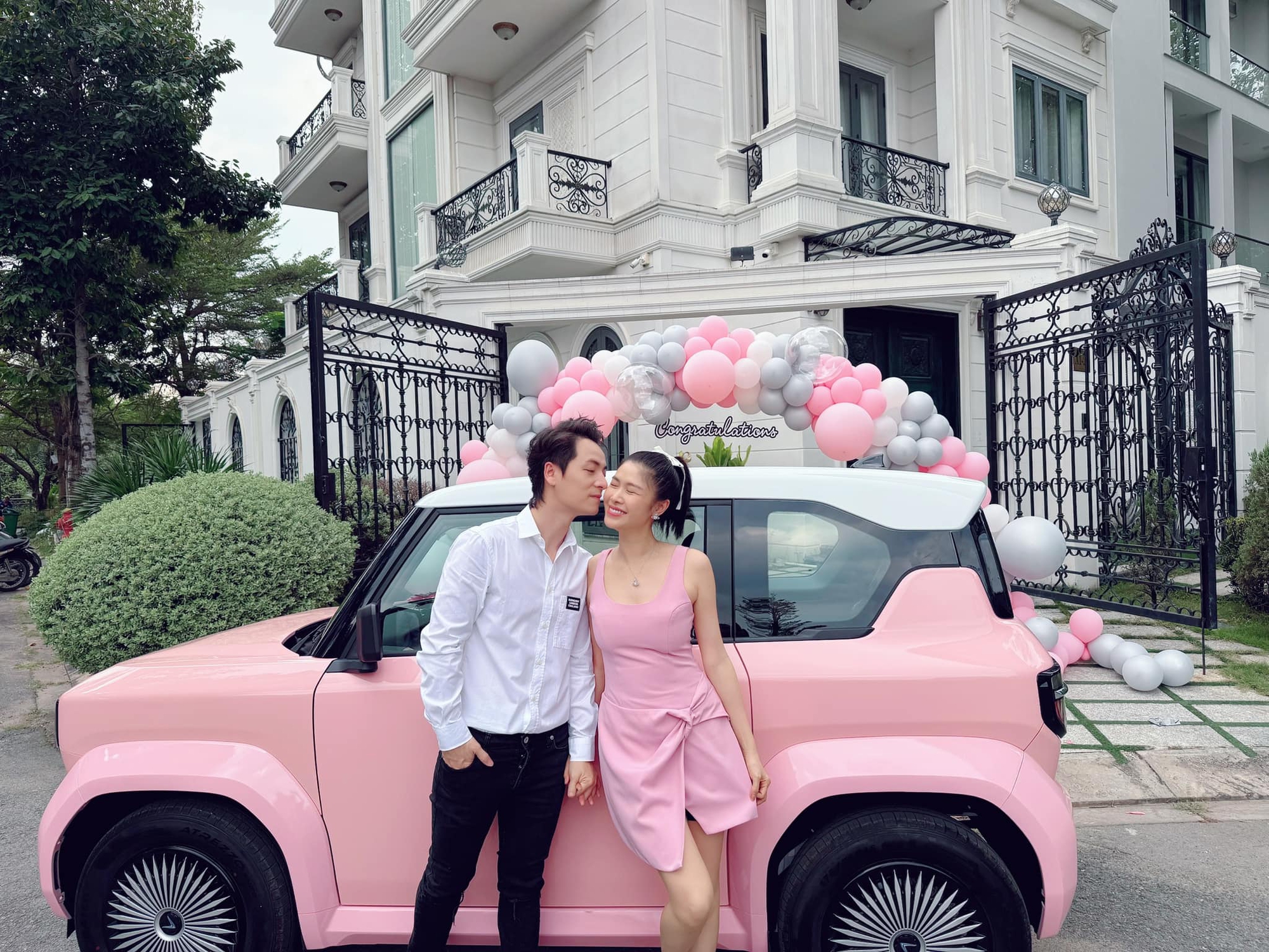 Nam nghệ sĩ sở hữu biệt thự 2 mặt tiền 50 tỷ ở TP.HCM, cưới hot girl Hà thành, sinh 3 con trai- Ảnh 9. Nam nghệ sĩ sở hữu biệt thự 2 mặt tiền 50 tỷ ở TP.HCM, cưới hot girl Hà thành, sinh 3 con trai- Ảnh 9.