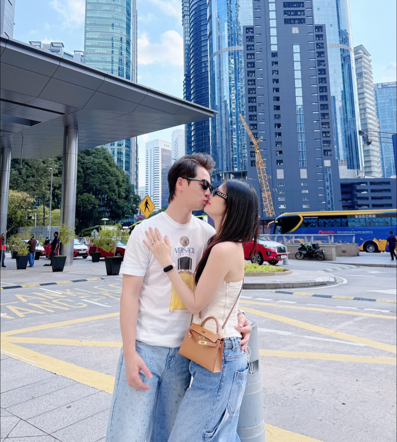 Nam nghệ sĩ sở hữu biệt thự 2 mặt tiền 50 tỷ ở TP.HCM, cưới hot girl Hà thành, sinh 3 con trai- Ảnh 10. Nam nghệ sĩ sở hữu biệt thự 2 mặt tiền 50 tỷ ở TP.HCM, cưới hot girl Hà thành, sinh 3 con trai- Ảnh 10.
