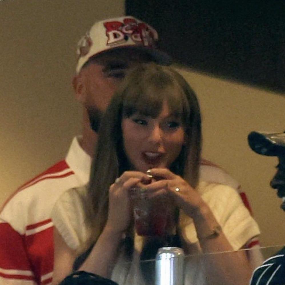 500.000 người choáng khi Taylor Swift khoe nhẫn đính hôn to "khủng bố", sáng như bóng đèn trong lần đầu lộ diện sau lễ đính hôn- Ảnh 1. 500.000 người choáng khi Taylor Swift khoe nhẫn đính hôn to "khủng bố", sáng như bóng đèn trong lần đầu lộ diện sau lễ đính hôn- Ảnh 1.