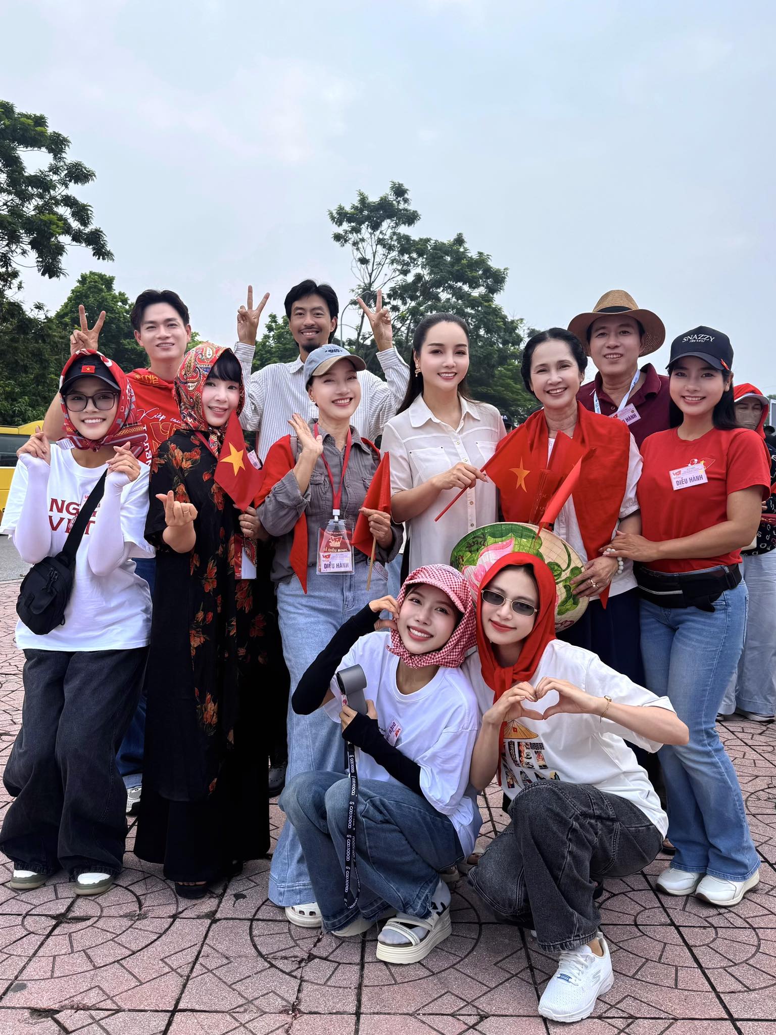 Đen Vâu - Hoàng Thuỳ Linh cười tươi rói, cùng dàn sao tập luyện diễu hành sáng 29/8 tại SVĐ Mỹ Đình- Ảnh 1. Đen Vâu - Hoàng Thuỳ Linh cười tươi rói, cùng dàn sao tập luyện diễu hành sáng 29/8 tại SVĐ Mỹ Đình- Ảnh 1.