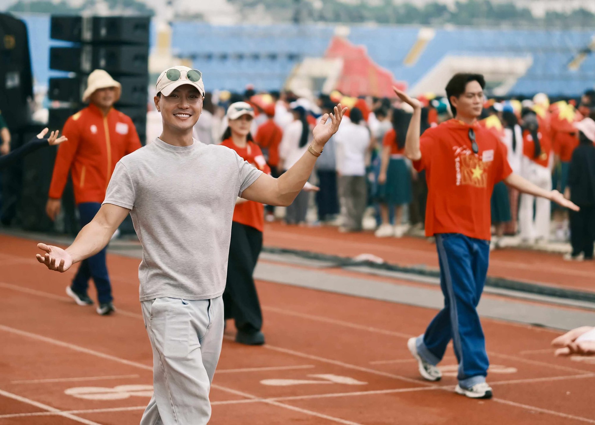 Đen Vâu - Hoàng Thuỳ Linh cười tươi rói, cùng dàn sao tập luyện diễu hành sáng 29/8 tại SVĐ Mỹ Đình- Ảnh 4. Đen Vâu - Hoàng Thuỳ Linh cười tươi rói, cùng dàn sao tập luyện diễu hành sáng 29/8 tại SVĐ Mỹ Đình- Ảnh 4.