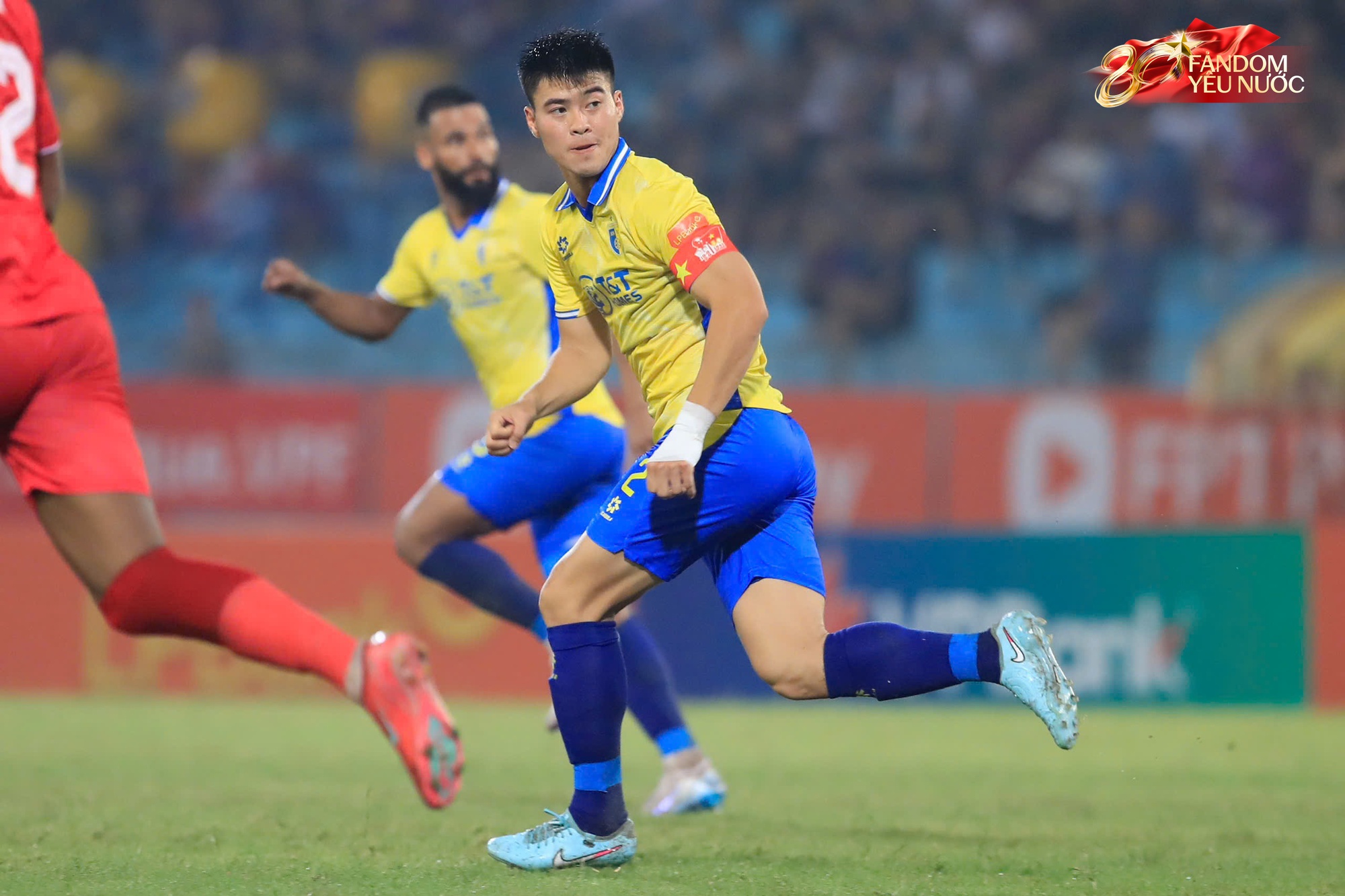 Duy Mạnh gây ấn tượng tuyệt đối với tấm băng đội trưởng in hình lá cờ tổ quốc hướng về Đại lễ 2/9- Ảnh 2. Duy Mạnh gây ấn tượng tuyệt đối với tấm băng đội trưởng in hình lá cờ tổ quốc hướng về Đại lễ 2/9- Ảnh 2.