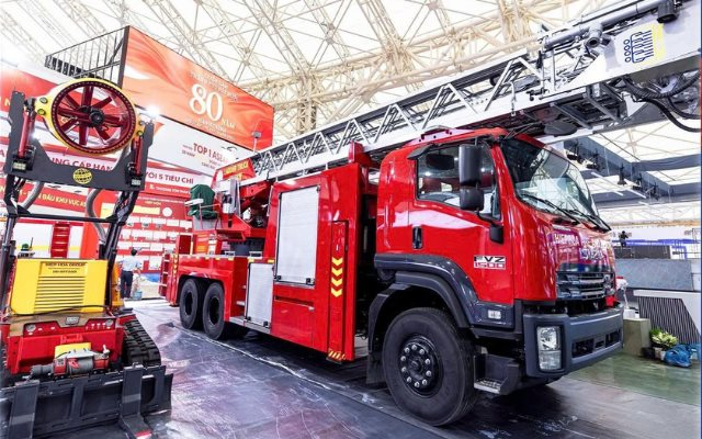 Chiếc xe thang cứu hoả đồ sộ tại Triển lãm A80: Ai đứng sau?- Ảnh 1.
